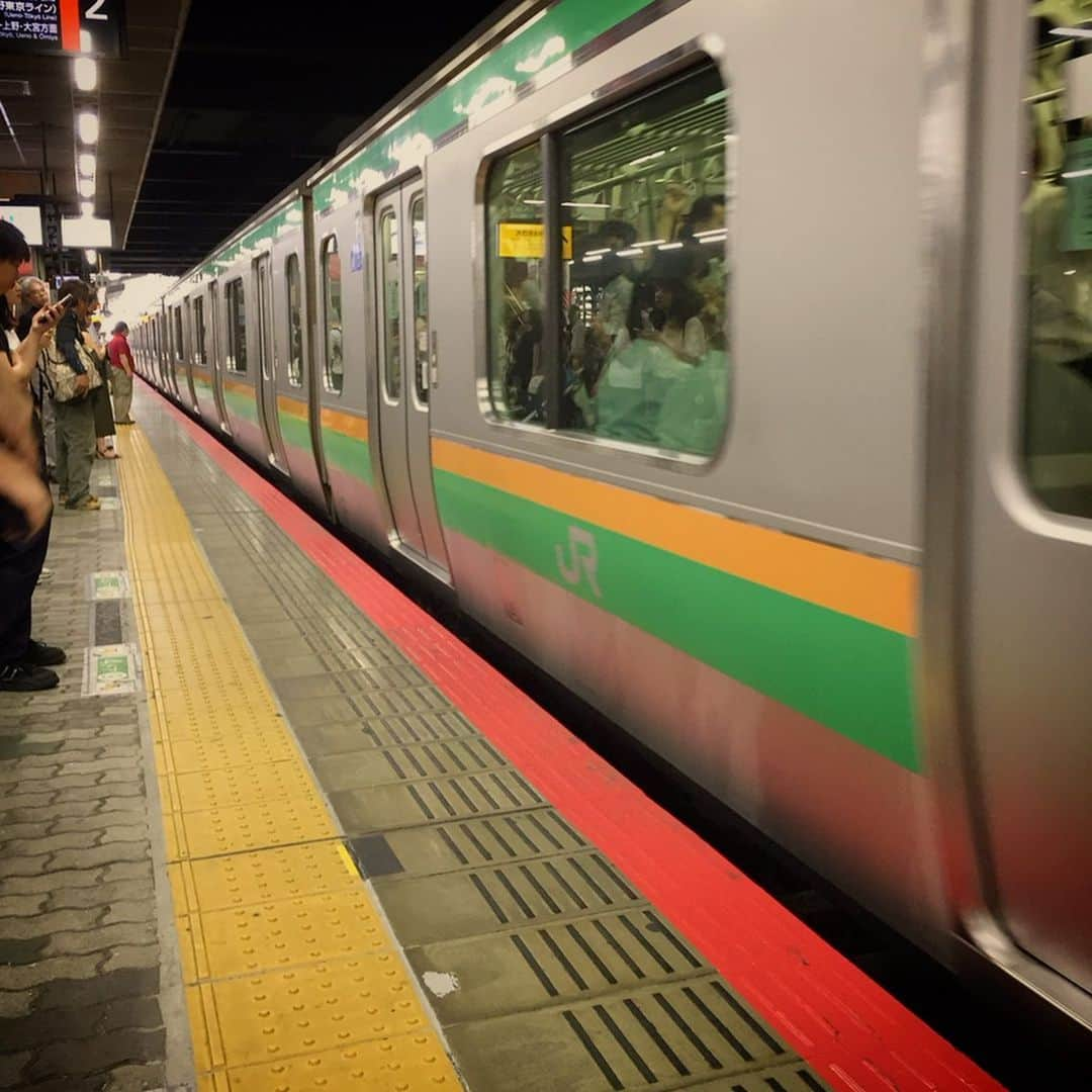 大森美希さんのインスタグラム写真 - (大森美希Instagram)「Waiting for a train🚃 #japan #holiday #vacances #japon #todaysshoes #loveshoes #punk #sandals #marni #駅ホーム #里帰り #夏休み #海外生活 #パリ生活 #靴好き #靴好き女子 #マルニ」7月29日 18時53分 - mikiomori_