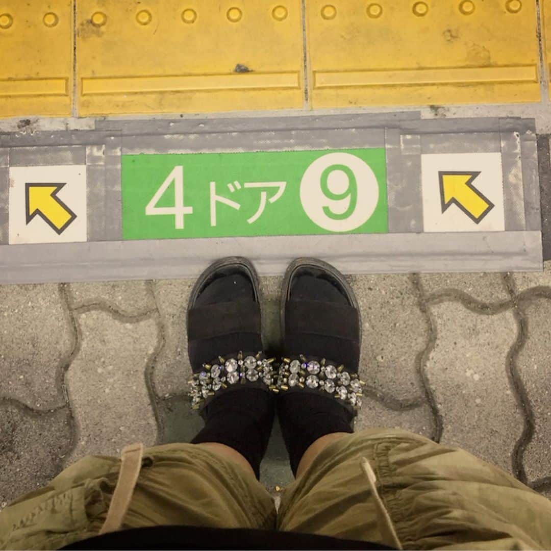 大森美希さんのインスタグラム写真 - (大森美希Instagram)「Waiting for a train🚃 #japan #holiday #vacances #japon #todaysshoes #loveshoes #punk #sandals #marni #駅ホーム #里帰り #夏休み #海外生活 #パリ生活 #靴好き #靴好き女子 #マルニ」7月29日 18時53分 - mikiomori_