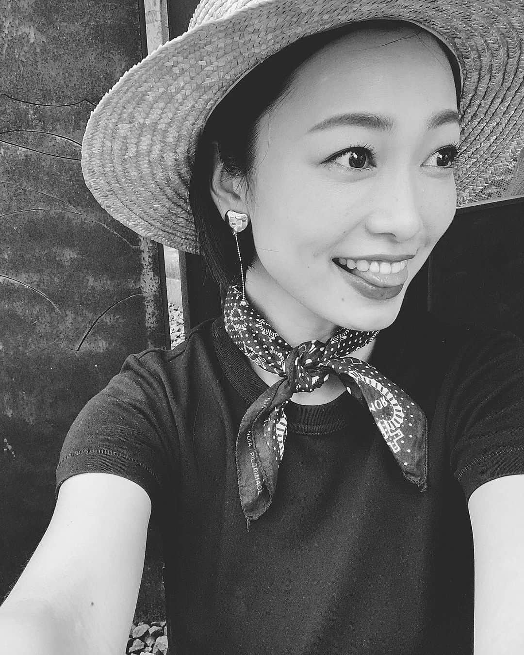 西田あいさんのインスタグラム写真 - (西田あいInstagram)「夏だねー☀️ (農作業のおばちゃんじゃないよー笑) ・ #ニシアイチャンネル #撮影day #この格好であの歌うたったよ #うふふ #それにしても暑いねー #夏本番です #みんな体調に気をつけようね」7月29日 18時53分 - nishidaai