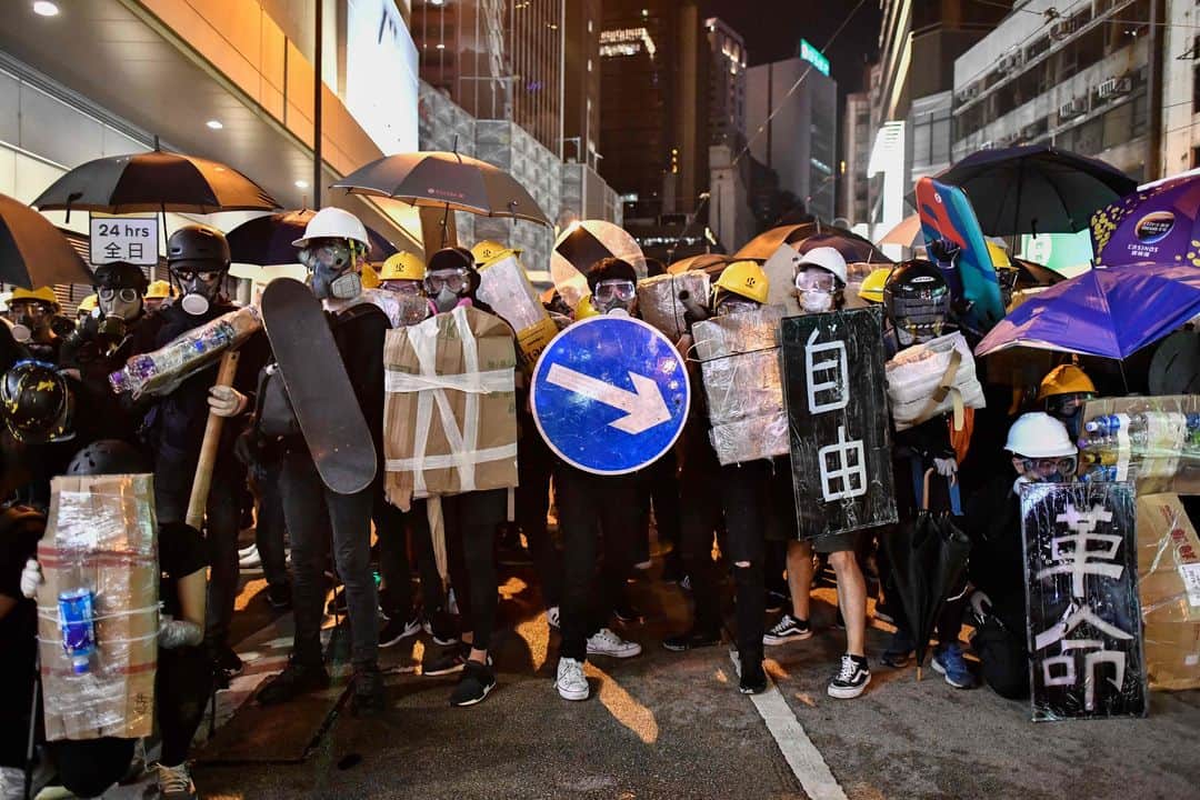 ルモンドさんのインスタグラム写真 - (ルモンドInstagram)「Nouvelles barricades, nouvelles échauffourées. Il aura fallu des centaines de tirs de lacrymogènes et de charges, dimanche 28 juillet, pour faire partir les manifestants les plus déterminés du centre-ville de Hong kong un peu avant minuit, alors que passants et touristes se protégeaient la bouche pour traverser les rues adjacentes envahies de gaz. Loin de faiblir, le mouvement de protestation contre la loi d’extradition vers la Chine semble se radicaliser. Lundi matin, la police de Hong kong a annoncé l’arrestation de 49 « manifestants radicaux » dimanche, notant que le mouvement devenait « de plus en plus violent ». - Manifestants le 28 juillet à Hong kong. Photo : Anthony Wallace (@antwallace) / AFP (@afpphoto) - #HongKongProtest」7月29日 18時55分 - lemondefr