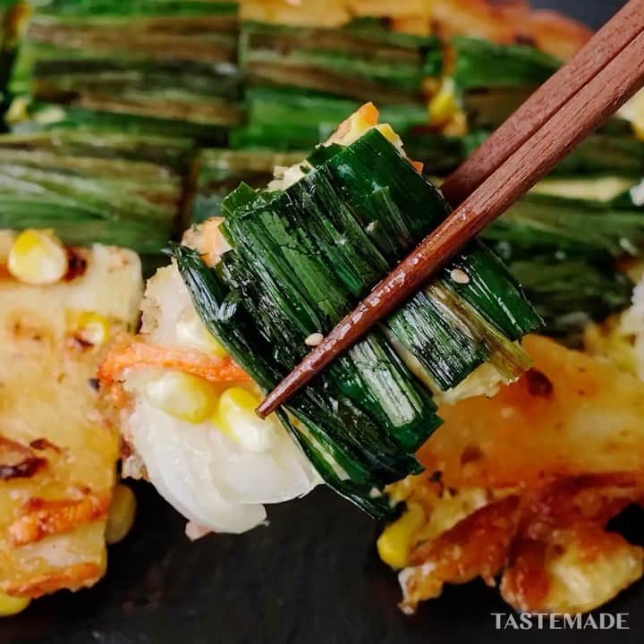 のインスタグラム：「【シャキッ🌽もちっ】とうもろこしチヂミ⁠⠀ ⁠⠀ スマホアプリはレシピを簡単に探せるよ📲⠀⁠⠀ ダウンロードはプロフィールのURLをクリック👆⠀⁠⠀ ⁠⠀ ■材料⁠⠀ とうもろこし　1本⁠⠀ にら　1束⁠⠀ 玉ねぎ　1/2個⁠⠀ 人参 1/3個⁠⠀ 薄力粉　100g⁠⠀ 塩　ひとつまみ⁠⠀ 水　180ml⁠⠀ 卵　1個⁠⠀ サラダ油　大さじ4⁠⠀ 《つけダレ》⁠⠀ しょうゆ　大さじ3⁠⠀ 酢　大さじ1⁠⠀ コチュジャン　小さじ1⁠⠀ いりごま　大さじ1/2⁠⠀ 砂糖　小さじ1⁠⠀ ごま油　小さじ1⁠⠀ 長ネギみじん切り　大さじ1⁠⠀ ⁠⠀ ■手順⁠⠀ 【事前準備】⁠⠀ ・玉ねぎと人参は千切りにする⁠⠀ ・にらは半分の長さに切る⁠⠀ ・卵は溶きほぐす⁠⠀ ・つけダレを混ぜ合わせる。⁠⠀ ⁠⠀ 1. とうもろこしは縦半分に切り、切った端から実をほぐす。⁠⠀ 2. ボウルに入れて、薄力粉と塩を加えて混ぜ合わせる。水を少しずつ加えながら溶きのばす。人参と玉ねぎを加えて混ぜ合わせる。⁠⠀ 3. フライパンにサラダ油大さじ1を加えて熱し、2を流し入れる。ニラを上に並べ、フライ返しで押しながら、生地とくっつける。⁠⠀ 4. 溶き卵を全体に回しかける。⁠⠀ 5. 片面に良い焼き色がついたらひっくり返し、サラダ油大さじ3を回しかけ、焼き色がついたら取り出す。⁠⠀ 6. 適当な大きさに切り、つけダレにつけて食べる。⁠⠀ ⁠⠀ #food #foodie #cooking #recipe #tastemade #japan #japanese #japanesefood #koreanpancake #corn #summer ⁠⠀ ⠀⠀⁠⠀ #料理 #クッキング #レシピ #おうちご飯 #おうちごはん #おうちカフェ #ランチ #お昼ごはん #夜ごはん #ディナー #チヂミ #とうもろこし #夏野菜 #もちもち #サクサク⁠⠀ ⁠⠀ #テイストメイドジャパン をつけて投稿してね❤️」