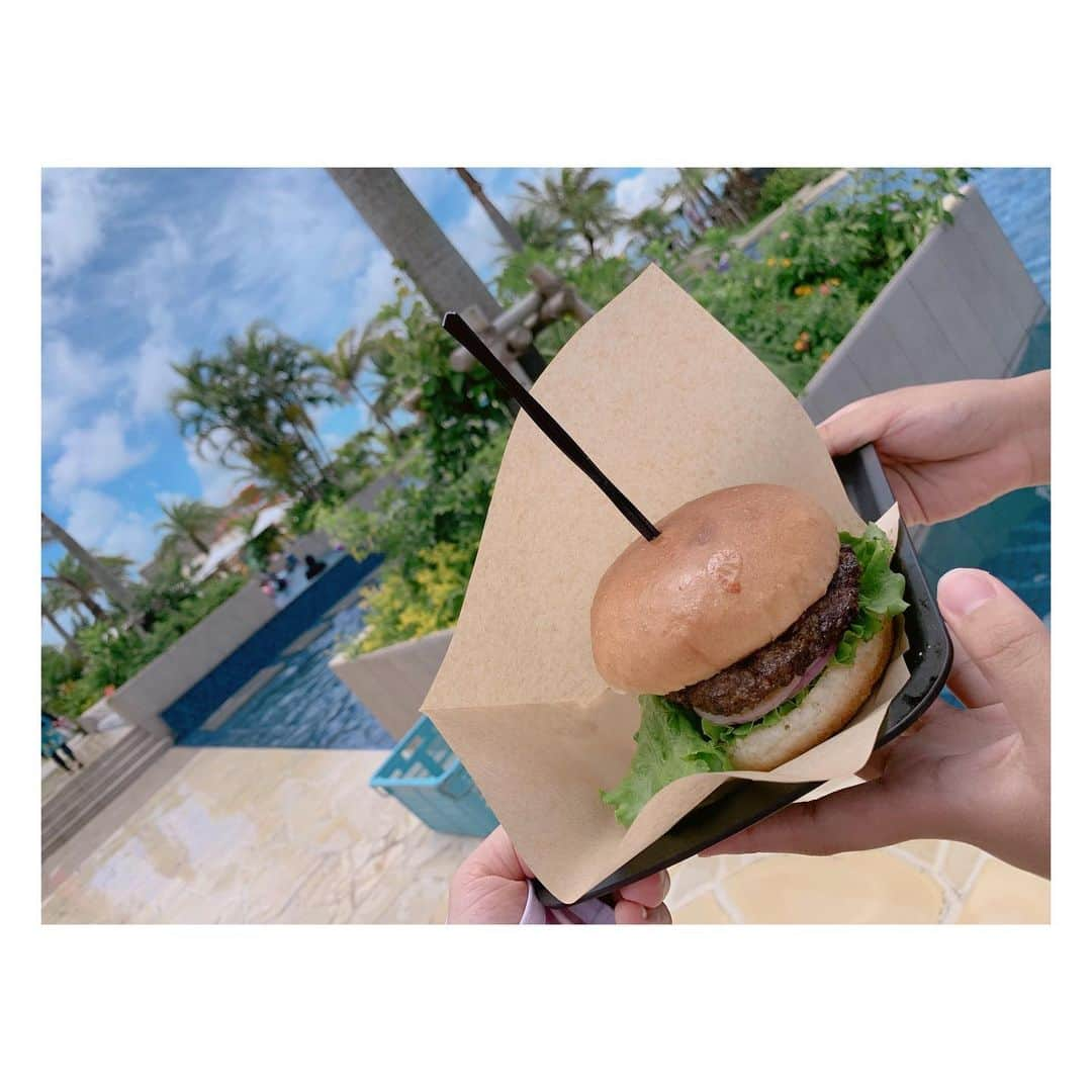 辻希美さんのインスタグラム写真 - (辻希美Instagram)「lunchはプールサイドのお店のハンバーガー🍔💕" #沖縄 #夏休み #プールサイド #ハンバーガー #🍔 #lunch #美味しかった #💕」7月29日 18時59分 - tsujinozomi_official