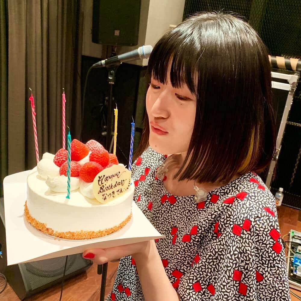 パスピエのインスタグラム：「週末のFESに向けてリハでした。 みんなで大胡田誕生EYEしました。 おめでとうでした◯」
