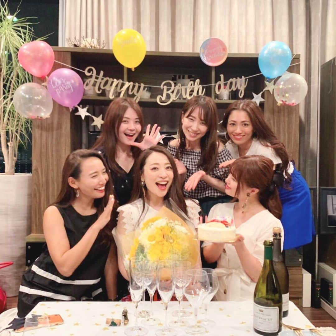 磯部奈央さんのインスタグラム写真 - (磯部奈央Instagram)「前記事のつづき…🎂 . みんなでごはんを食べたあと…😋🍴 . 23時半頃に名残惜しい気持ちでバイバイしたのに、みんなが主人と連絡取り合っていて、なんと先回りしてわが家で「おかえり」してくれるというサプライズー😭💓 . 本気で驚いた🤣🤣 そして何より嬉しすぎた🥺💕 . まなちゃんはごはんまでの時間しか居られなかったから、お家での写真には写ってないんだけど、まなちゃんから貰った流しそうめんができる機械で、みんなで早速流しそうめんしました🤣💕 . みんなからのプレゼントも嬉しすぎたなー🥺🎁興奮して、包装しか写真撮ってなかったので、また中身載せますね🤣 . 毎年お祝いしてくれて、本当にありがとう♡♡♡幸せです🥺💓 . . . #誕生日 #mybirthday #仲良しメンバー #大好き #ありがとう #love #幸せ #❤️」7月29日 19時08分 - nao_isobe729