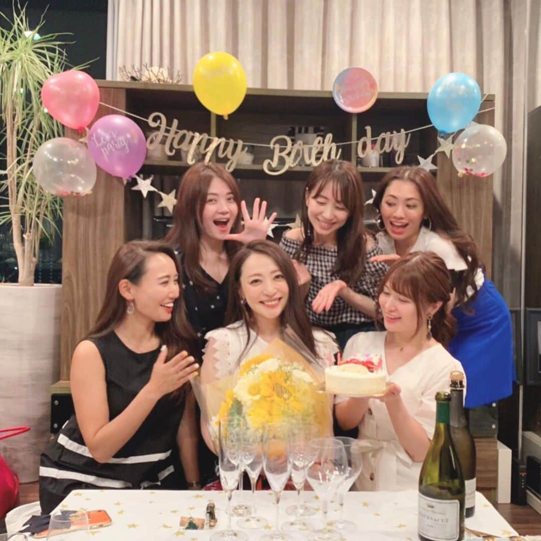 磯部奈央さんのインスタグラム写真 - (磯部奈央Instagram)「前記事のつづき…🎂 . みんなでごはんを食べたあと…😋🍴 . 23時半頃に名残惜しい気持ちでバイバイしたのに、みんなが主人と連絡取り合っていて、なんと先回りしてわが家で「おかえり」してくれるというサプライズー😭💓 . 本気で驚いた🤣🤣 そして何より嬉しすぎた🥺💕 . まなちゃんはごはんまでの時間しか居られなかったから、お家での写真には写ってないんだけど、まなちゃんから貰った流しそうめんができる機械で、みんなで早速流しそうめんしました🤣💕 . みんなからのプレゼントも嬉しすぎたなー🥺🎁興奮して、包装しか写真撮ってなかったので、また中身載せますね🤣 . 毎年お祝いしてくれて、本当にありがとう♡♡♡幸せです🥺💓 . . . #誕生日 #mybirthday #仲良しメンバー #大好き #ありがとう #love #幸せ #❤️」7月29日 19時08分 - nao_isobe729