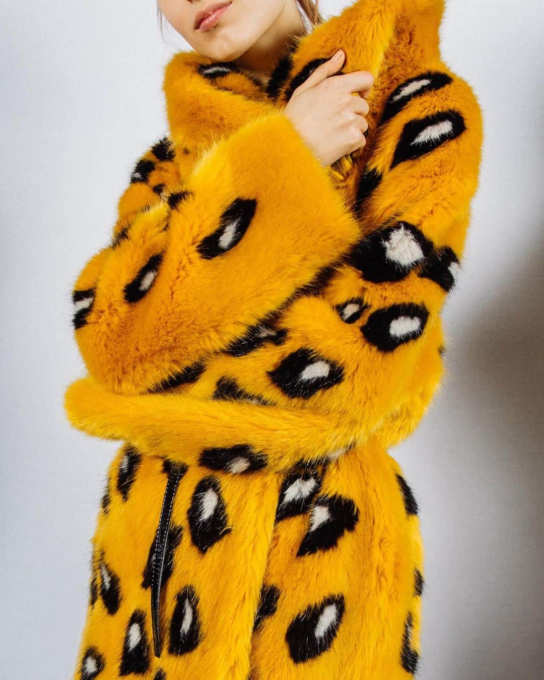 のインスタグラム：「Yellow sunny vibes! #ScervinoFW19 eco-fur yellow coat with animalier print. . . #ErmannoScervino #fallwinter #fw19 #couture #ecofur #yellowcoat #handmade #fashionshow #madeinitaly」