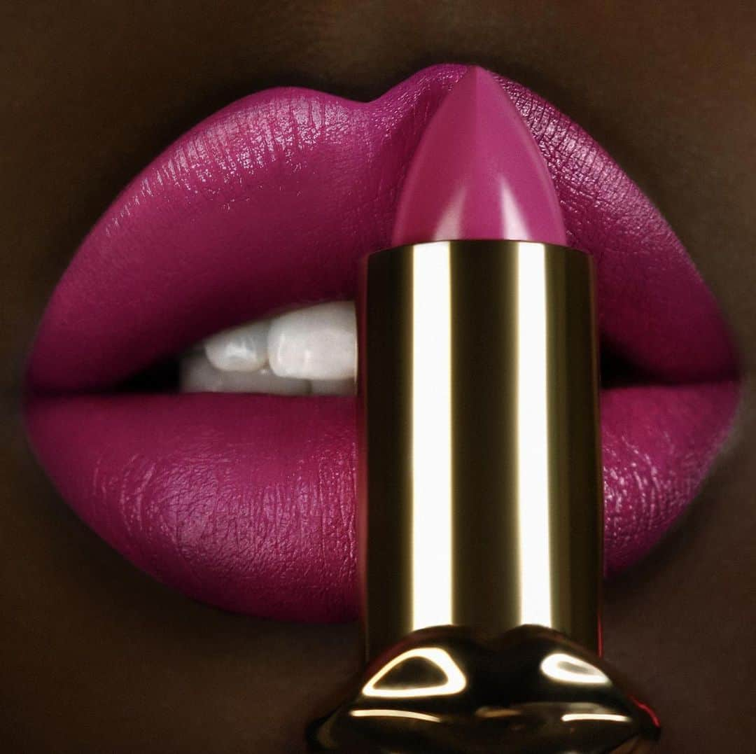 パット・マグラスさんのインスタグラム写真 - (パット・マグラスInstagram)「ULTRA VIOLET⚡⚡⚡One swipe of this violet pink lipstick, and you'll never want to be without it thanks to its captivatingly creamy formula and rich hydration. ⚡⚡⚡ Shop #LuxeTrance Lipstick in 'BEAUTY JUNKIE' NOW at PATMcGRATH.COM and @sephora #NationalLipstickDay 👄: @claremacmua  Tag a beauty junkie who needs this Lipstick!」7月30日 6時11分 - patmcgrathreal