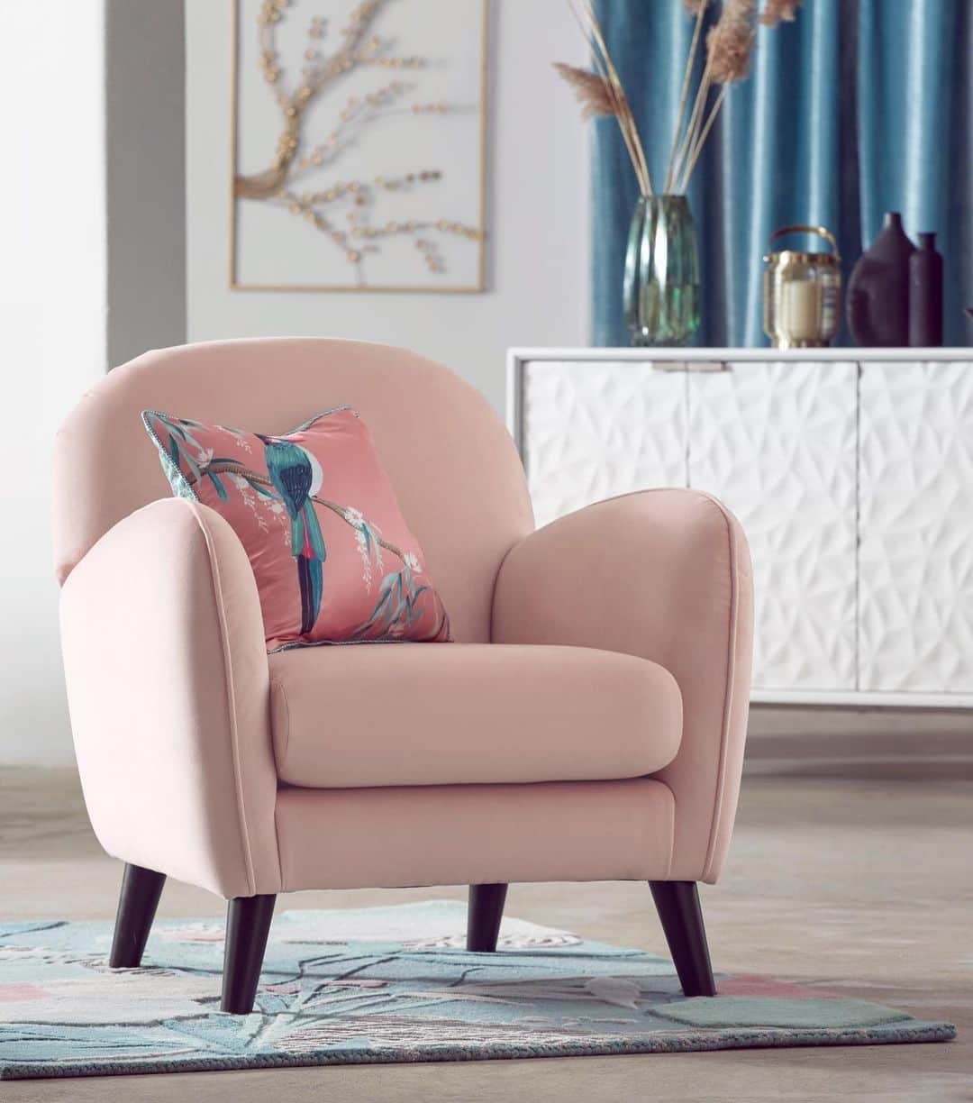 Nextさんのインスタグラム写真 - (NextInstagram)「Long Monday? Create a space you can relax in after work with a statement armchair in pretty pink! 💗 🔍 605690 Cushion: 576957 Sideboard: 335433 Rug: 580601. #chair #armchair #pink #homeware #homeinterior #homedecor #decor #interior #trend #homeware #nexthome」7月30日 4時51分 - nextofficial