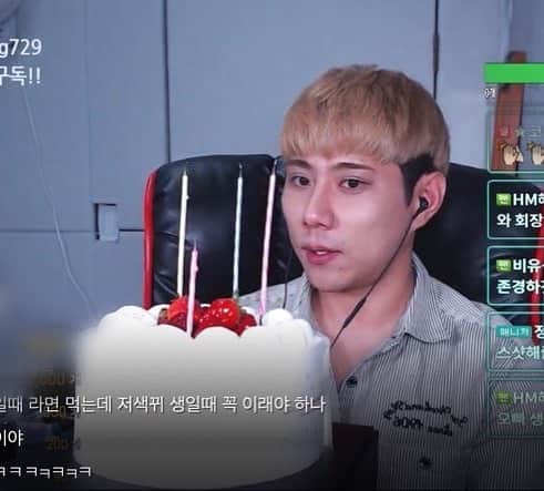 ジョンウク のインスタグラム：「생일 축하 해주신 분들이 너무 많고 기프티콘도 많이 받았는데 다 올리지 못해서 죄송합니다ㅠㅠ 생일 축하해주셔서 너무 감사하고 이번 생일은 재미나게 보냈네요  더 열심히 하겠습니다! . . . . . .  아프리카TV에 들어오셔서 "가수정욱" 을 검색하시고 즐겨찾기와 추천 많이 눌러주시면 감사하겠습니다^^ . . . . . . #서울#인천#홍대#도쿄#연남동#연트럴파크#인하대#데일리#가수정욱#정욱#그사람그대라서#뚫고싶어라#Heyyou#스트리밍#축가#축가문의#DM #촬영#태양#소원#힐링#아프리카티비#운동#아프리카TV」