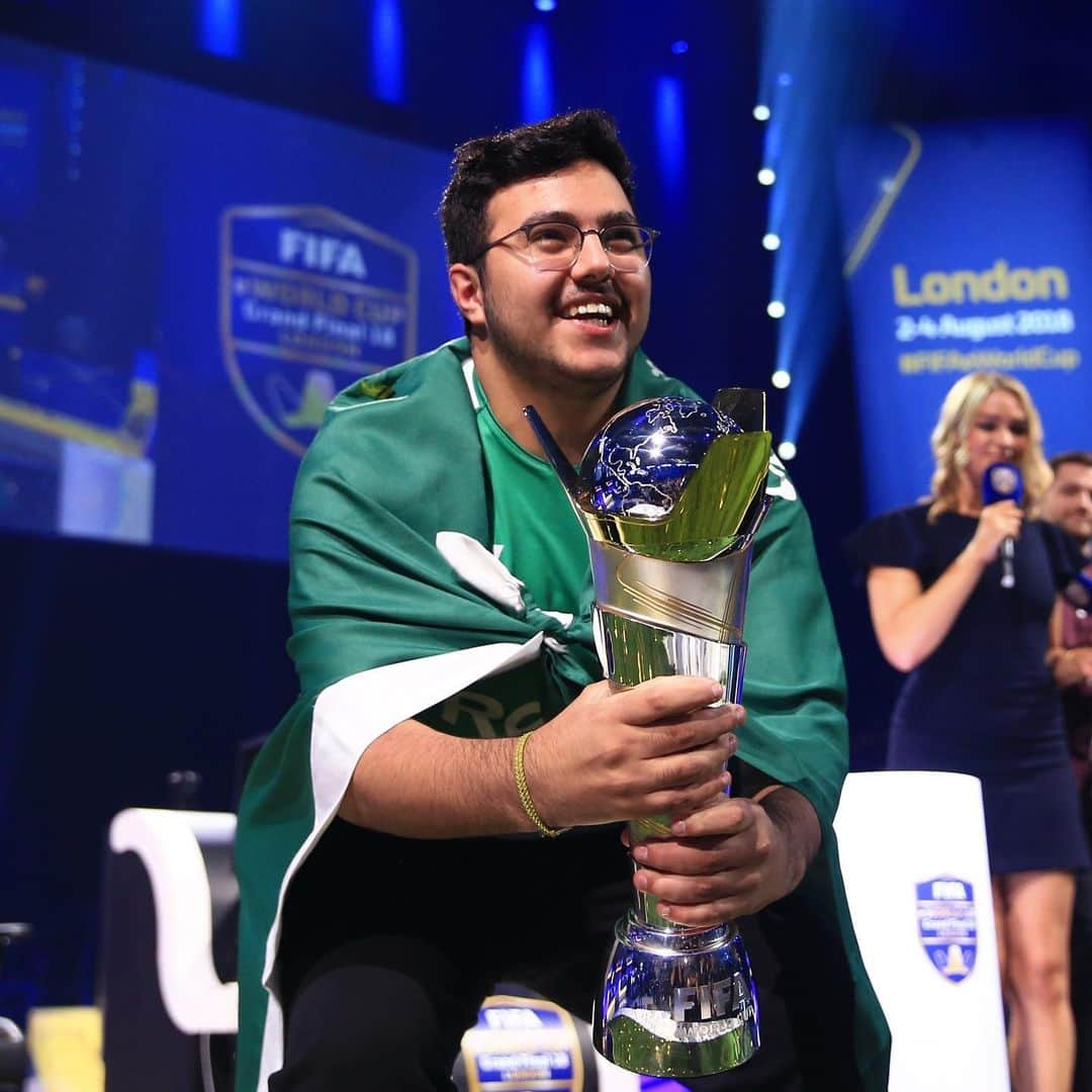 FIFAワールドカップさんのインスタグラム写真 - (FIFAワールドカップInstagram)「It’s a #FIFAeWorldCup week 😁  Will @msdossary7 retain his global crown? 👑  We can’t wait to see what’s in store for 2019! Action takes place 2-4 August at The O2 in London 🇬🇧 #FIFAeWorldCup #London #TheO2 #FIFA19」7月30日 5時01分 - fifaworldcup