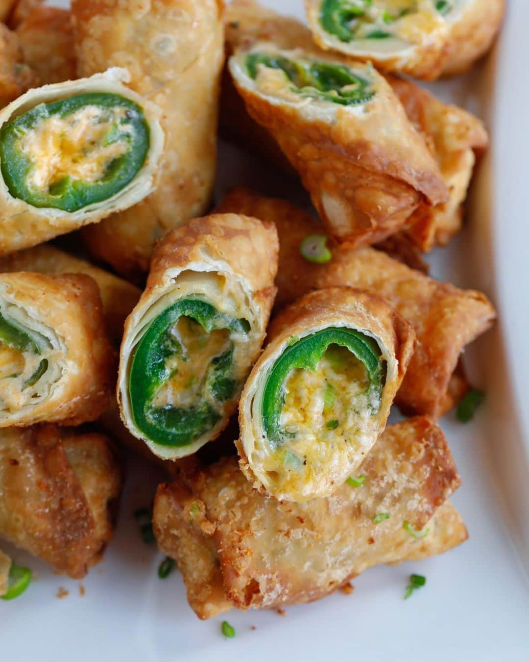 Easy Recipesさんのインスタグラム写真 - (Easy RecipesInstagram)「They’re crunchy, they’re cheesy, they’re spicy and they’re SOOOO flavorful! The only and only, Jalapeño Popper Egg Rolls. So delish! Grab the full recipe link from my bio.  https://www.cookinwithmima.com/jalapeno-popper-egg-rolls/」7月30日 5時09分 - cookinwithmima