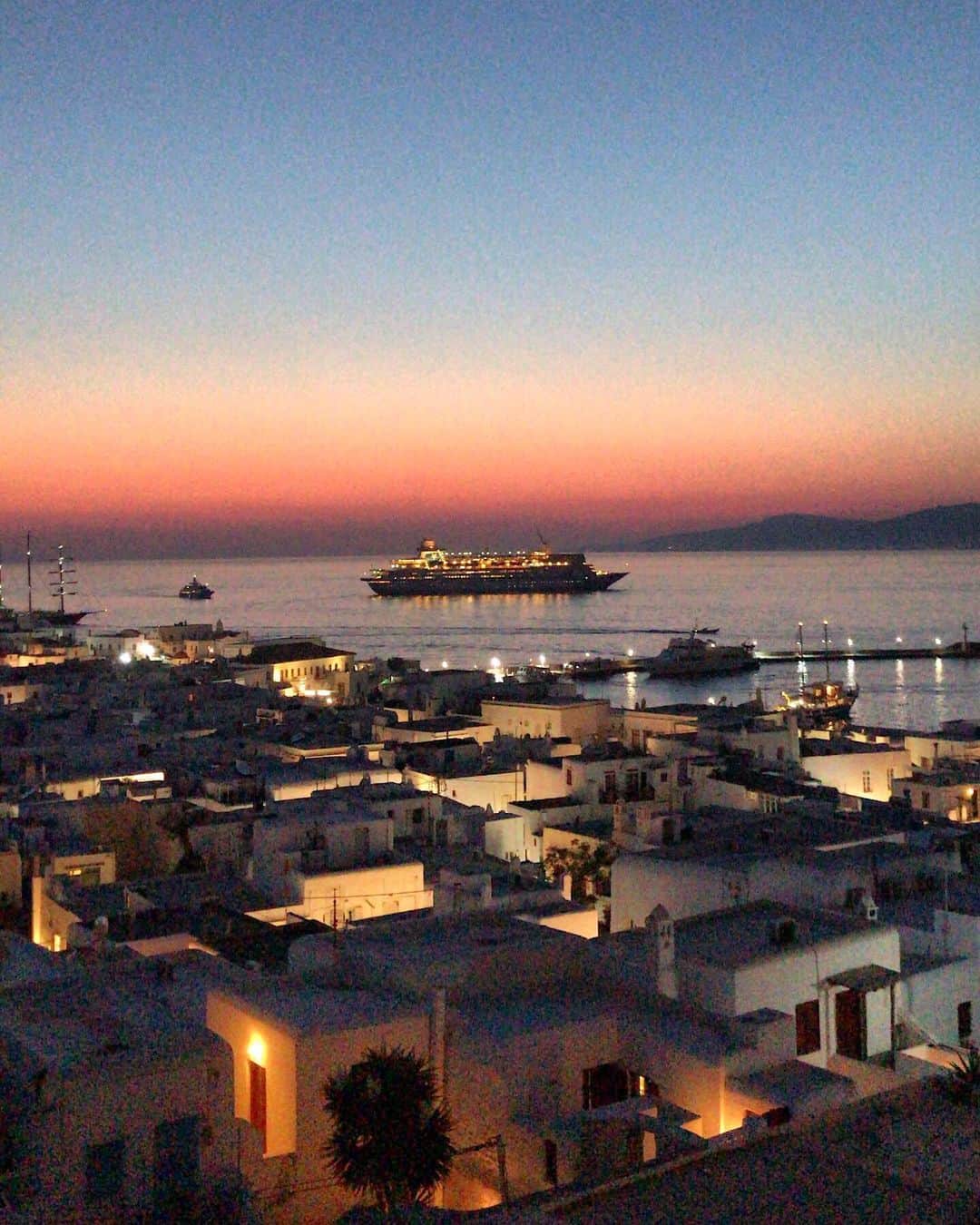 Rodner Figueroaさんのインスタグラム写真 - (Rodner FigueroaInstagram)「The golden hour!!! 🌄 #mykonos #sunset #greece #chora #summer2019 @cnntravel #cnntravel」7月30日 5時11分 - rodnerfigueroa