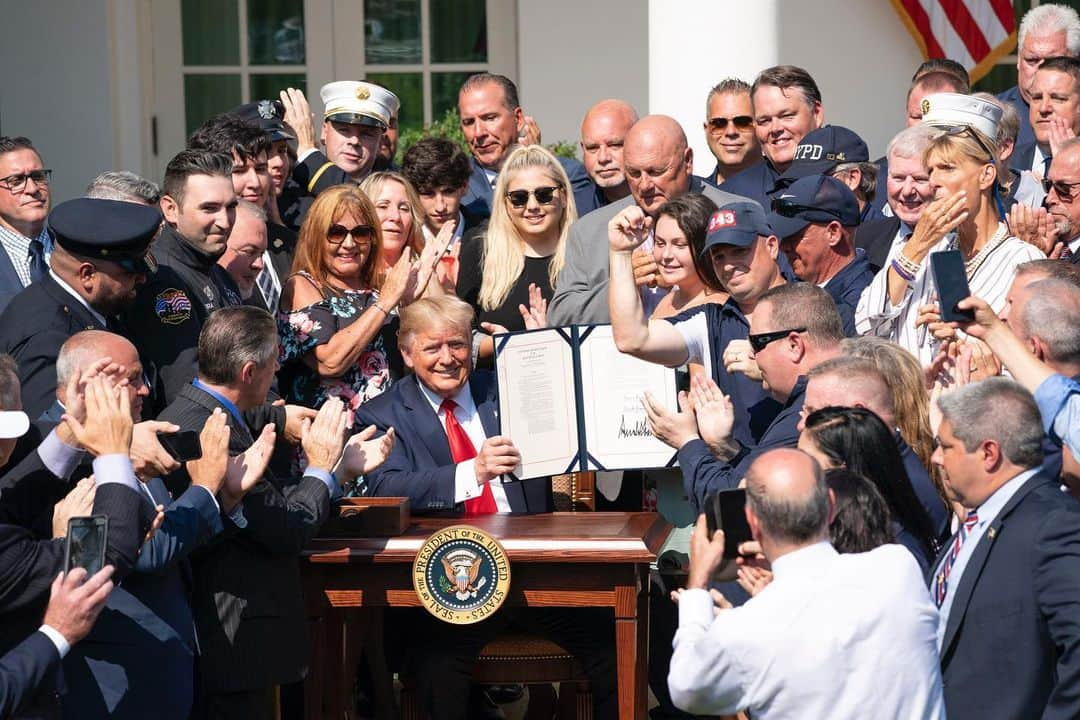 ドナルド・トランプさんのインスタグラム写真 - (ドナルド・トランプInstagram)「President Donald J. Trump signs H.R. 1327; an act to permanently authorize the September 11th Victim Compensation Fund Monday, July 29, 2019, in the Rose Garden of the White House.」7月30日 5時16分 - realdonaldtrump