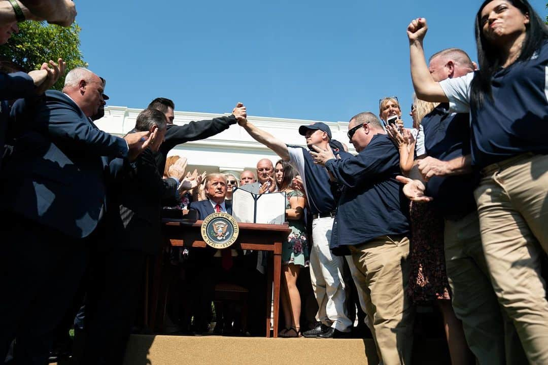 ドナルド・トランプさんのインスタグラム写真 - (ドナルド・トランプInstagram)「President Donald J. Trump signs H.R. 1327; an act to permanently authorize the September 11th Victim Compensation Fund Monday, July 29, 2019, in the Rose Garden of the White House.」7月30日 5時16分 - realdonaldtrump