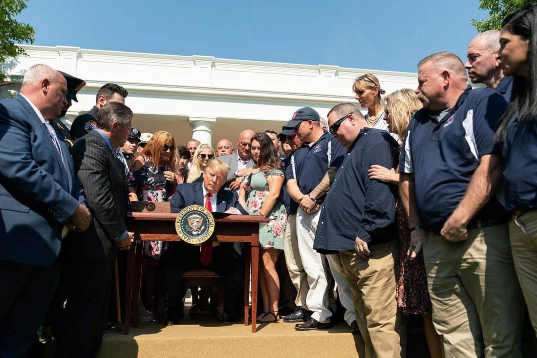 ドナルド・トランプさんのインスタグラム写真 - (ドナルド・トランプInstagram)「President Donald J. Trump signs H.R. 1327; an act to permanently authorize the September 11th Victim Compensation Fund Monday, July 29, 2019, in the Rose Garden of the White House.」7月30日 5時16分 - realdonaldtrump