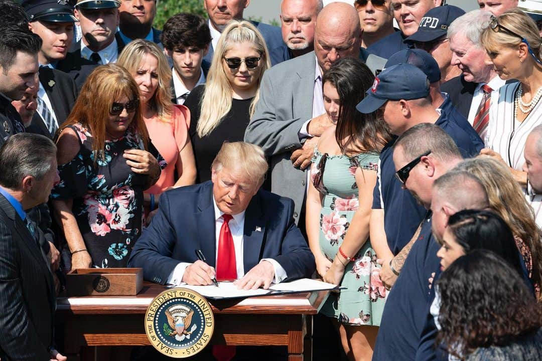 ドナルド・トランプさんのインスタグラム写真 - (ドナルド・トランプInstagram)「President Donald J. Trump signs H.R. 1327; an act to permanently authorize the September 11th Victim Compensation Fund Monday, July 29, 2019, in the Rose Garden of the White House.」7月30日 5時16分 - realdonaldtrump