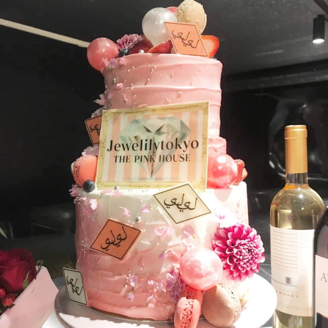 夜のケーキ屋さん♥Juli　(エディブルフラワー協会) さんのインスタグラム写真 - (夜のケーキ屋さん♥Juli　(エディブルフラワー協会) Instagram)「やっと投稿～😂💦2週間ぶりです💦 @jewelilytokyo さんのイベントケーーーキ🎂✨✨ ピンクカラーでイベントのイメージに合わせて👌 : たくさん有名な方々が来ているパーティーで、ケーキ作らせていただけて、とても嬉しいです😢✨ : このケーキは、イベントケーキだけでなく…とっても幸せなケーキなんです🎂💗 その内容は次回の投稿で…🎂✨ : @jewelilytokyo さんのInstagramもfabulousな投稿が溢れてて素敵で、いつも刺激を貰っています💗 Nonyさんありがとうございます😳✨ #jewelilytokyo : : ※8月11日～14日はお盆休みのため完全休業です。 8月4.18.25日の日曜日も休業になります。 : #夜のケーキ屋さん #OTODOCAKE #歌舞伎町#福岡#中洲 #エディブルフラワー #写真ケーキ #オーダーケーキ : ※オーダーケーキは前日までLINE@から受付中🍰 ※配達エリアを23区に拡大しました▶OTODO🚗CAKE(おとどけーき) : #edibleflower#edibleflowers #パティシエカメラ部#飴細工#プリントケーキ#ediblephoto #サプライズ#デコレーションケーキ#オーダーメイド#特注ケーキ」7月30日 5時20分 - juli_sasa