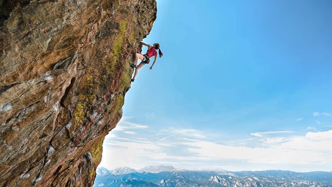 ペイジー・クラッセンのインスタグラム：「《📸 @arjandekock 》Incredible view of the Estes Valley and Mummy Range from Wizards Gate last weekend. Here's Cloak and Dagger (5.13c), a spectacular and uncharacteristically steep line that gets you high off the deck and nicely pumped. #estespark #sportclimbing #climbing #foryourmountain」