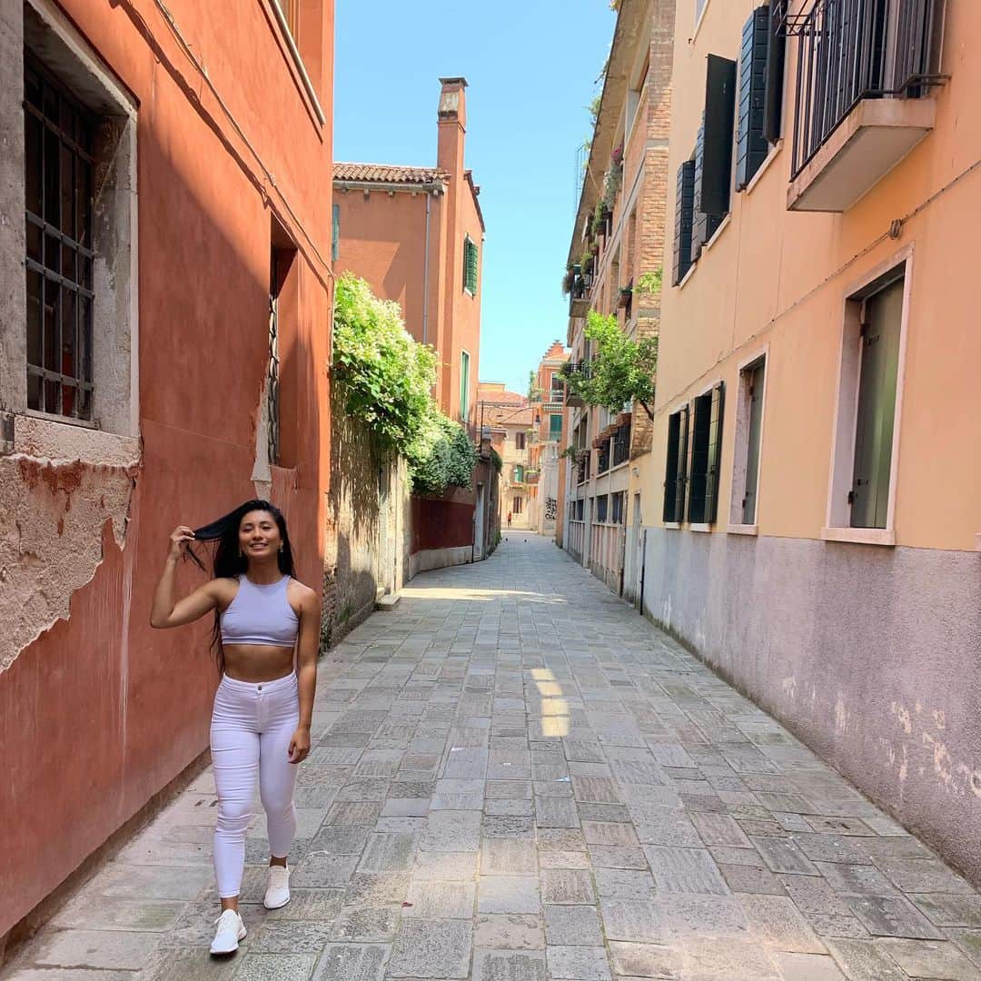 シェネルのインスタグラム：「Walking the streets of Venice ... no cars...it was an amazing experience walking all day absorbing the culture the food the vibe, take me back. . . #Streetsofvenice #chenelleworld #getinspired #mondaymemories」