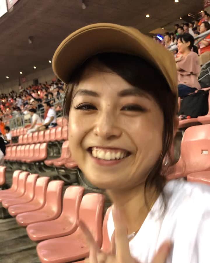 のインスタグラム：「琉球対アルビの試合を見に行ってきたよ😊✨ これはフランシスが点を入れた時やる踊り😃 フランシスのハットトリックで、アルビは4-0で勝ったよー🌈🌈🌈 #ssa #サマースタイルアワード#サマスタ #腹筋女子 #筋トレ女子 #fitnessgirl #アブクラックス #アブクラックス女子 #インスタダイエット #スポーツウェア #トレーニングウェア #フィットネスウェア #筋トレ #トレーニング #ジム #フィットネス #筋肉 #マッチョ #beauty#サッカー#応援#アルビレックス新潟#オレンジ#ホームゲーム＃Jリーグ」