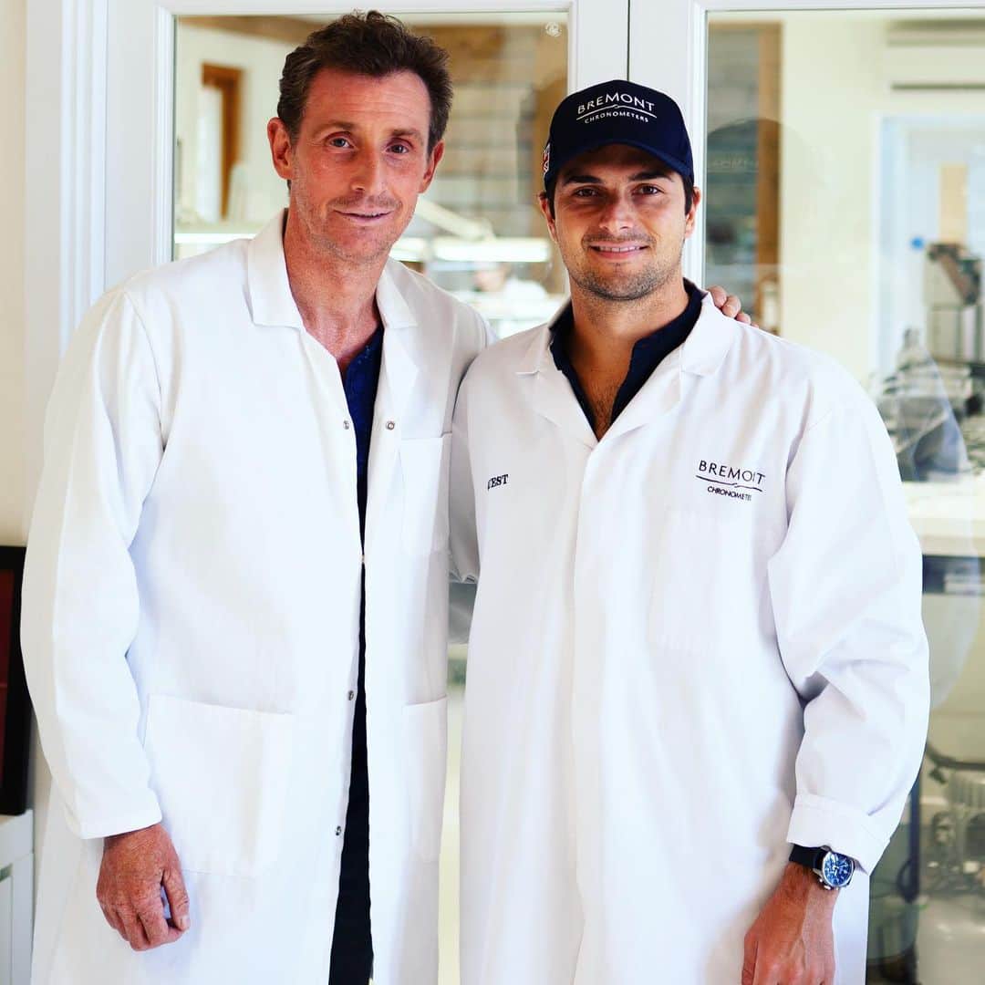のインスタグラム：「A man who knows all about the importance of timing and precision... . Bremont was delighted to welcome @piquetjr to the Bremont Workshop in Henley-on-Thames today and for a flight with Co-Founder @bremontnick in the #BremontBus . Nelson’s watch of choice? The ALT1-P2 Blue . #britishengineering #testedbeyondendurance #motorsport #aviation #henleyonthames #watchmaking」