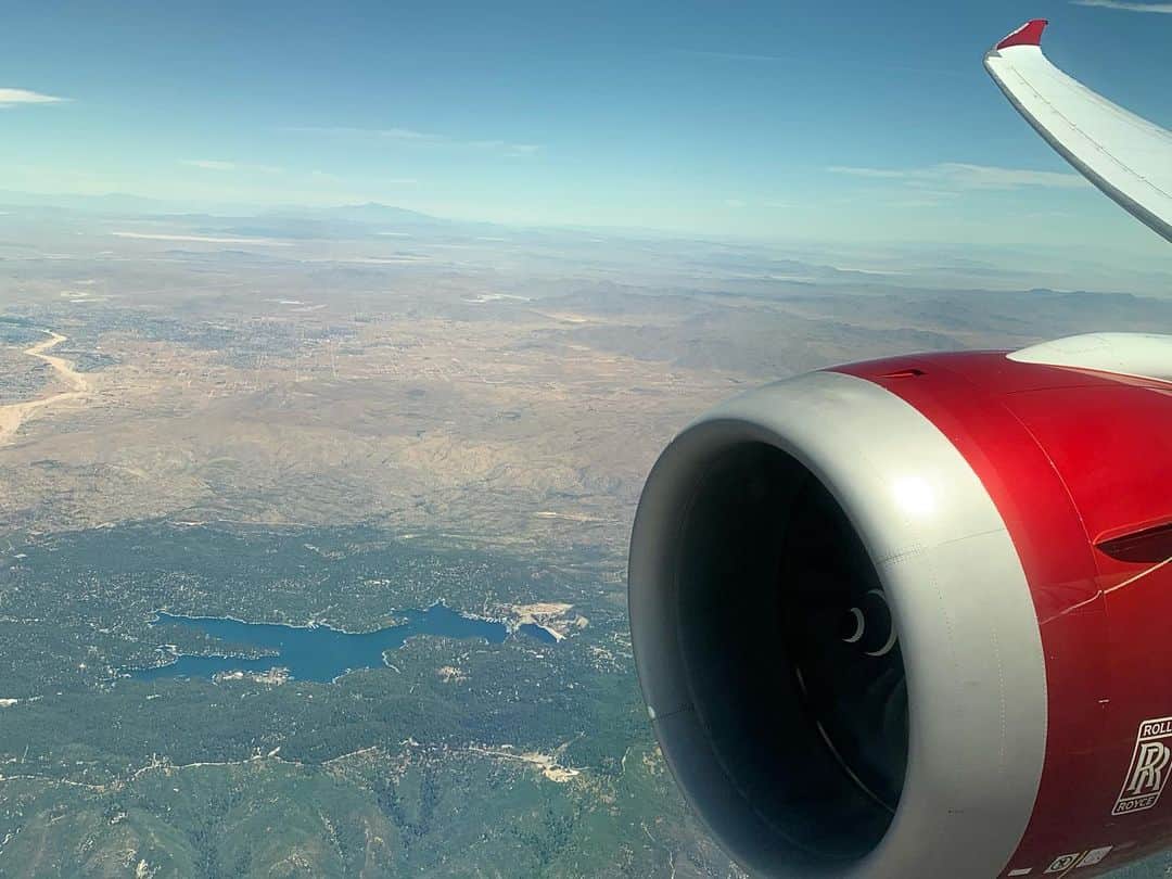 ジョン・バロウマンさんのインスタグラム写真 - (ジョン・バロウマンInstagram)「Passing #LakeArrowhead coming into #LA on our @virginatlantic #787 with the mighty #RollsRoyce #engine  I can just see our lake house🤓🧐Check out the last 2 pics #flyby under @americanair #777 #fabulous JB」7月30日 5時50分 - johnscotbarrowman