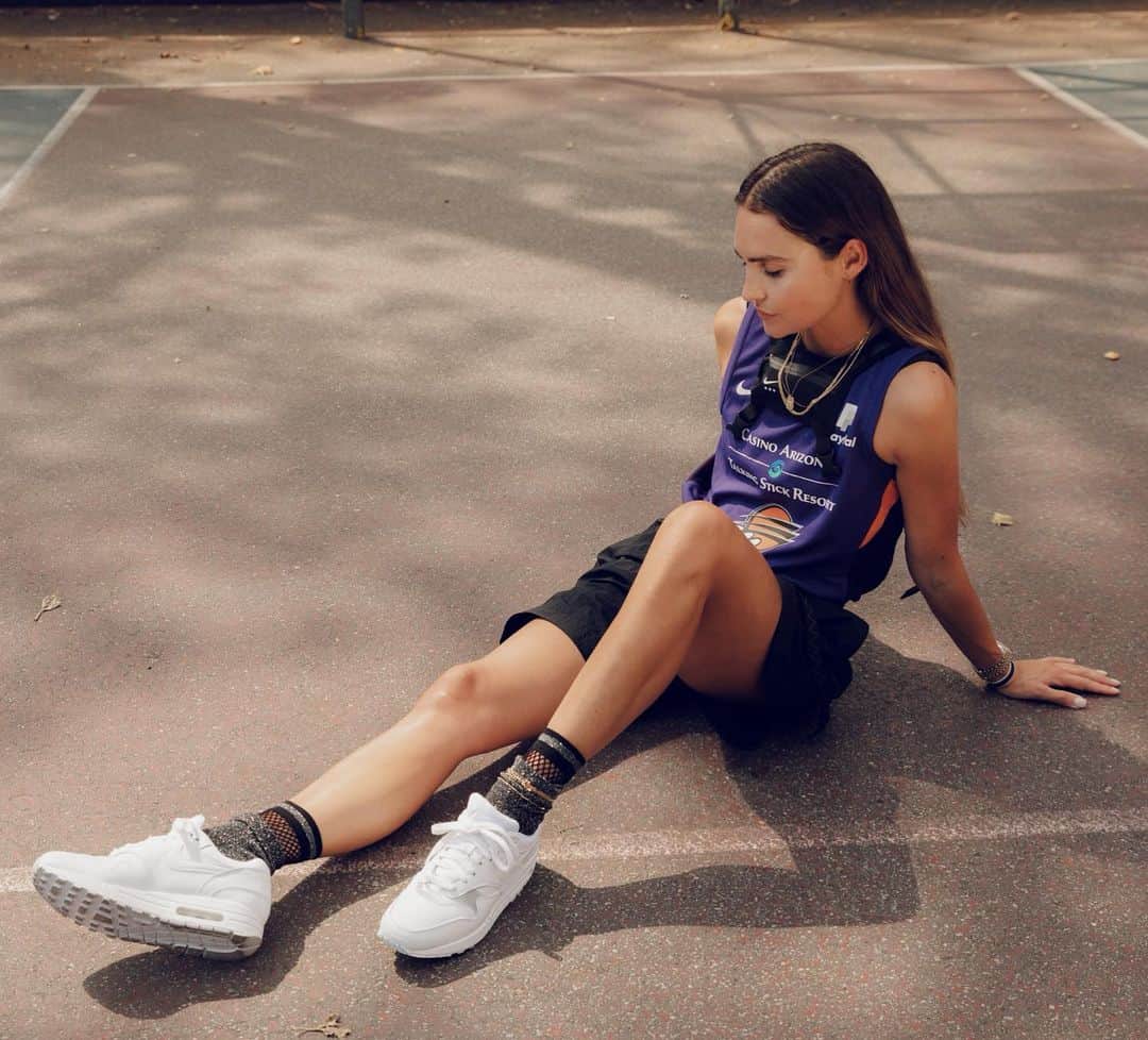 Kirsty Godsoさんのインスタグラム写真 - (Kirsty GodsoInstagram)「Nike x WNBA 🏀🧡 Stoked to be part of this shoot celebrating one of my favourite sports. Basketball inspires both my training and my streetwear style. Still working on my left hand layup but got hops for sure ⛹🏽‍♀️ #Nike #WNBA」7月30日 5時55分 - kirstygodso