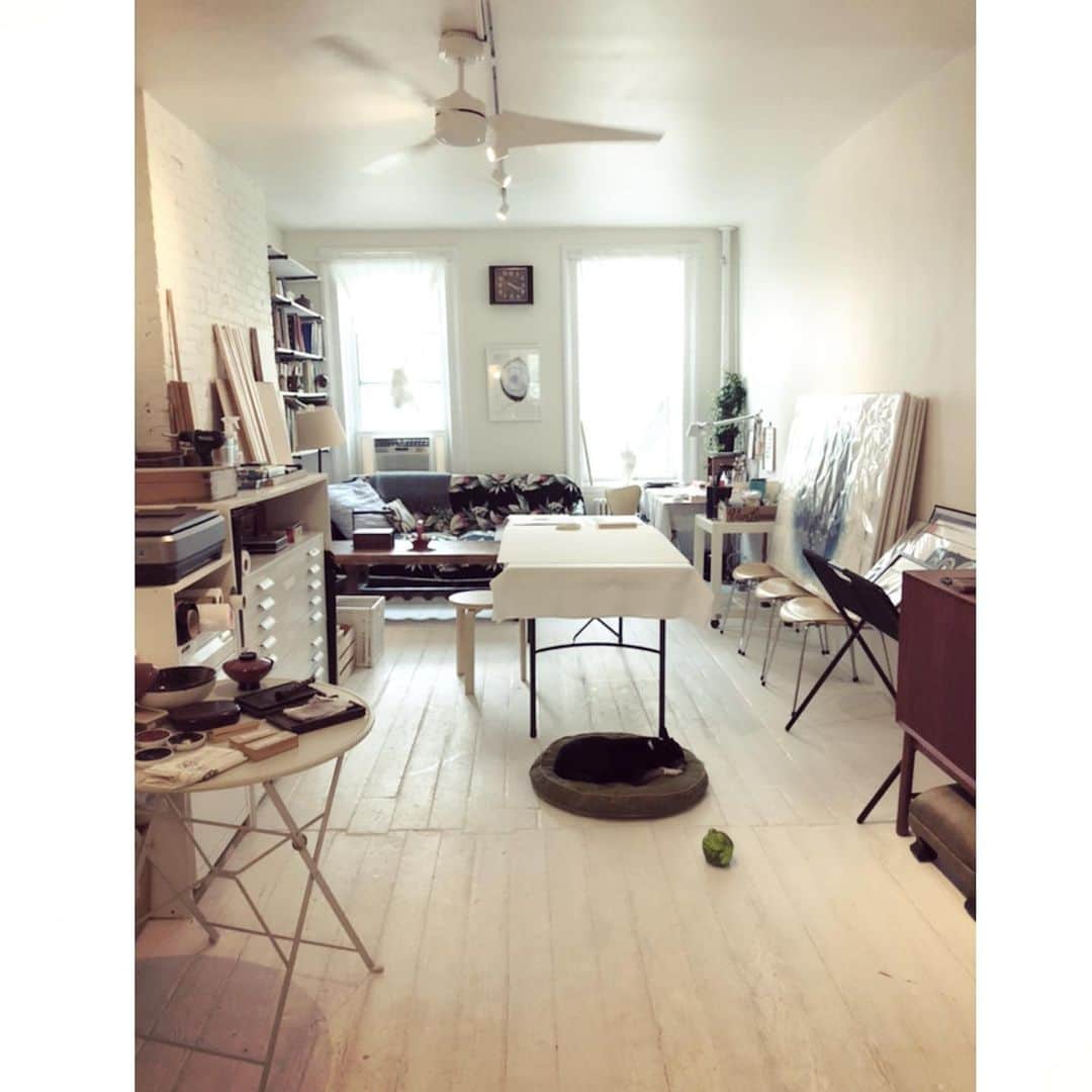 のインスタグラム：「・ Gradually it’s becoming my studio, my home, my sanctuary ! 🔙 to 4 months ago ( March ) , 5 months ago ( February ) and 8 months ago ( November ) ... 😱😭 どんどん自分の居場所になってきました。この8カ月の経過‼️ #めくるめく仲本工事  #My9thSanctuary  #NYおんぼろアパート」
