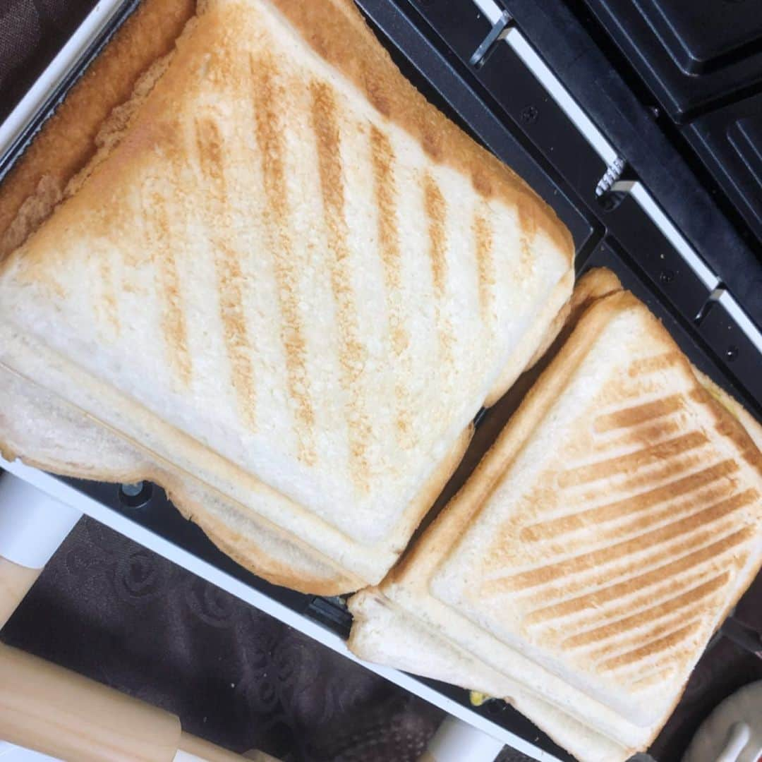 世手子さんのインスタグラム写真 - (世手子Instagram)「Home party second after practice（^人^） Hot sandwich and popcorn party(*´◒`*) Thank you everyday(о´∀`о) Wonderful comments HAPPY HAPPY(๑˃̵ᴗ˂̵) @gh_beer  なんか恒例にしてしまった 練習後のホームパーティ(*^ω^*) 8/4の #アコースティックライブ にむけてみんなで練習したよー(*´∀`)♪ その後はおつかれホームパーティ 第二弾✌︎('ω')✌︎ #グリーンハウス の #ホットサンドメーカー 使ってみたよo(^o^)o #2枚焼きで便利 ！ 更に #平面プレートも付属 してるから#大きく広げてホットプレートに なつちゃつねー！！ 色んな味の #サンドイッチ 作ってもうた！ @popcornpapa.jp #えびしお#新商品#夏季限定#popcornpapa もいいおつまみでしたっっ #おうちカフェ #キッチン家電 #サンドイッチ #おうちごはん #ホットサンド #便利な電源ONとOFFスイッチタイマー #温度過昇防止装置付き #取り外せるプレートで丸洗い #便利なレシピブックが付属 #ケーブルが巻ける #料理好きな人と繋がりたい #greenhouse_fan 　#ポップコーン　#ポップコーンパパ #OSAKA　#大阪　#大阪名物　#ユニバ　#ポップコーン好きと繋がりたい　 #コエタス」7月29日 21時12分 - rojide