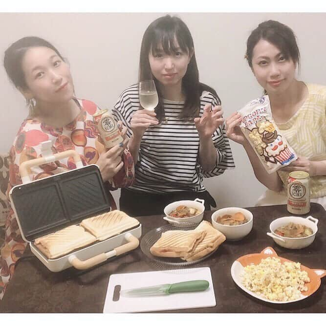 世手子さんのインスタグラム写真 - (世手子Instagram)「Home party second after practice（^人^） Hot sandwich and popcorn party(*´◒`*) Thank you everyday(о´∀`о) Wonderful comments HAPPY HAPPY(๑˃̵ᴗ˂̵) @gh_beer  なんか恒例にしてしまった 練習後のホームパーティ(*^ω^*) 8/4の #アコースティックライブ にむけてみんなで練習したよー(*´∀`)♪ その後はおつかれホームパーティ 第二弾✌︎('ω')✌︎ #グリーンハウス の #ホットサンドメーカー 使ってみたよo(^o^)o #2枚焼きで便利 ！ 更に #平面プレートも付属 してるから#大きく広げてホットプレートに なつちゃつねー！！ 色んな味の #サンドイッチ 作ってもうた！ @popcornpapa.jp #えびしお#新商品#夏季限定#popcornpapa もいいおつまみでしたっっ #おうちカフェ #キッチン家電 #サンドイッチ #おうちごはん #ホットサンド #便利な電源ONとOFFスイッチタイマー #温度過昇防止装置付き #取り外せるプレートで丸洗い #便利なレシピブックが付属 #ケーブルが巻ける #料理好きな人と繋がりたい #greenhouse_fan 　#ポップコーン　#ポップコーンパパ #OSAKA　#大阪　#大阪名物　#ユニバ　#ポップコーン好きと繋がりたい　 #コエタス」7月29日 21時12分 - rojide