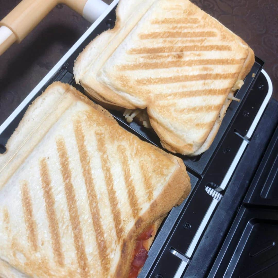 世手子さんのインスタグラム写真 - (世手子Instagram)「Home party second after practice（^人^） Hot sandwich and popcorn party(*´◒`*) Thank you everyday(о´∀`о) Wonderful comments HAPPY HAPPY(๑˃̵ᴗ˂̵) @gh_beer  なんか恒例にしてしまった 練習後のホームパーティ(*^ω^*) 8/4の #アコースティックライブ にむけてみんなで練習したよー(*´∀`)♪ その後はおつかれホームパーティ 第二弾✌︎('ω')✌︎ #グリーンハウス の #ホットサンドメーカー 使ってみたよo(^o^)o #2枚焼きで便利 ！ 更に #平面プレートも付属 してるから#大きく広げてホットプレートに なつちゃつねー！！ 色んな味の #サンドイッチ 作ってもうた！ @popcornpapa.jp #えびしお#新商品#夏季限定#popcornpapa もいいおつまみでしたっっ #おうちカフェ #キッチン家電 #サンドイッチ #おうちごはん #ホットサンド #便利な電源ONとOFFスイッチタイマー #温度過昇防止装置付き #取り外せるプレートで丸洗い #便利なレシピブックが付属 #ケーブルが巻ける #料理好きな人と繋がりたい #greenhouse_fan 　#ポップコーン　#ポップコーンパパ #OSAKA　#大阪　#大阪名物　#ユニバ　#ポップコーン好きと繋がりたい　 #コエタス」7月29日 21時12分 - rojide