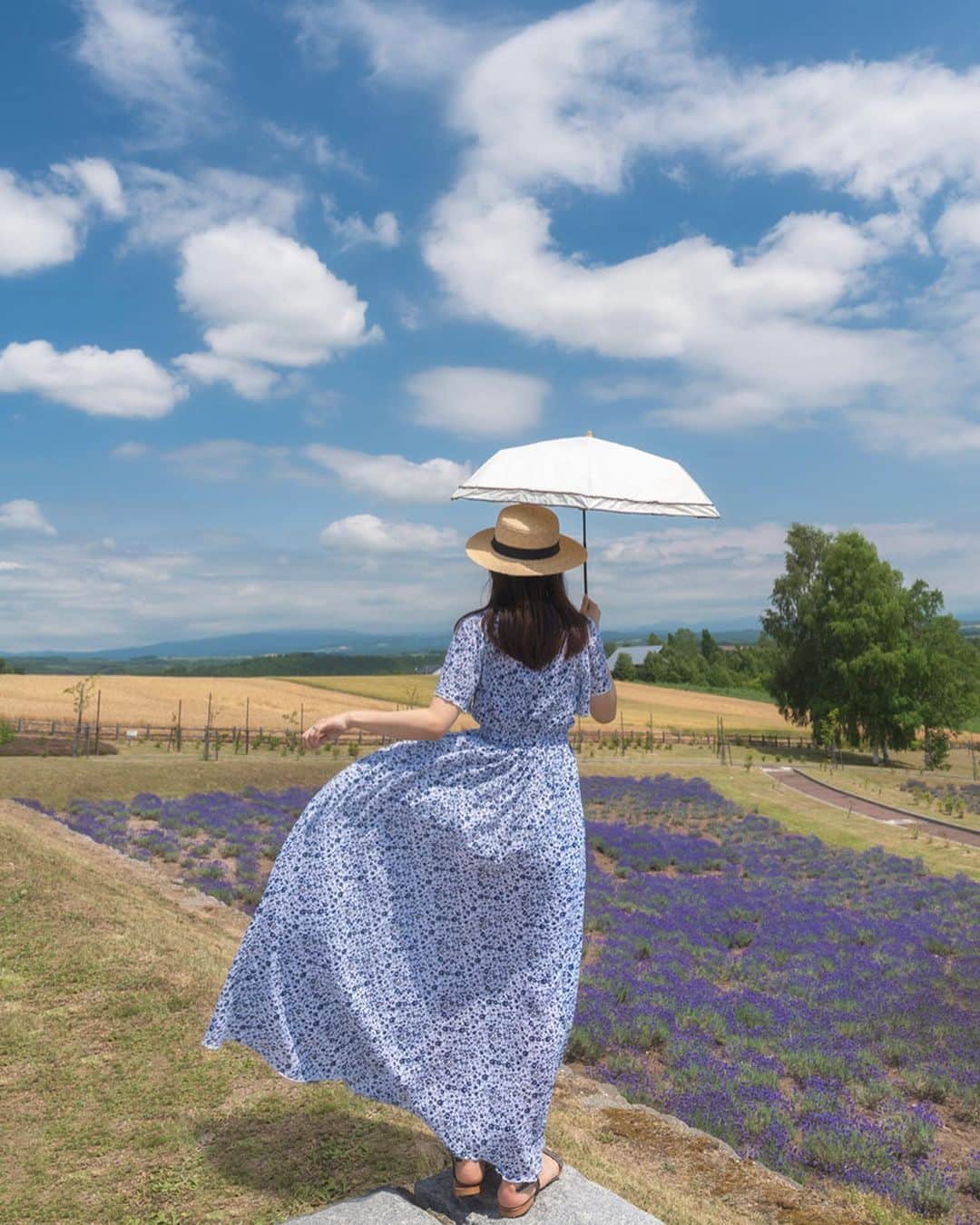 mikicoco00のインスタグラム：「* * * * 5年ぶりの北海道🐄🍦 最高に楽しかったー！！ 夏はやっぱりワンピース👗🌻 * 小花柄が可愛くて着やすい♡ @pairmanon * * パン屋さんにあった俵と😀🌾笑 * * * #夏の旅行#楽しかった  #北海道#美瑛#トマム#景色#最高#快晴#雲#可愛い #japan#hokkaido#beautiful#summer#onepiece」