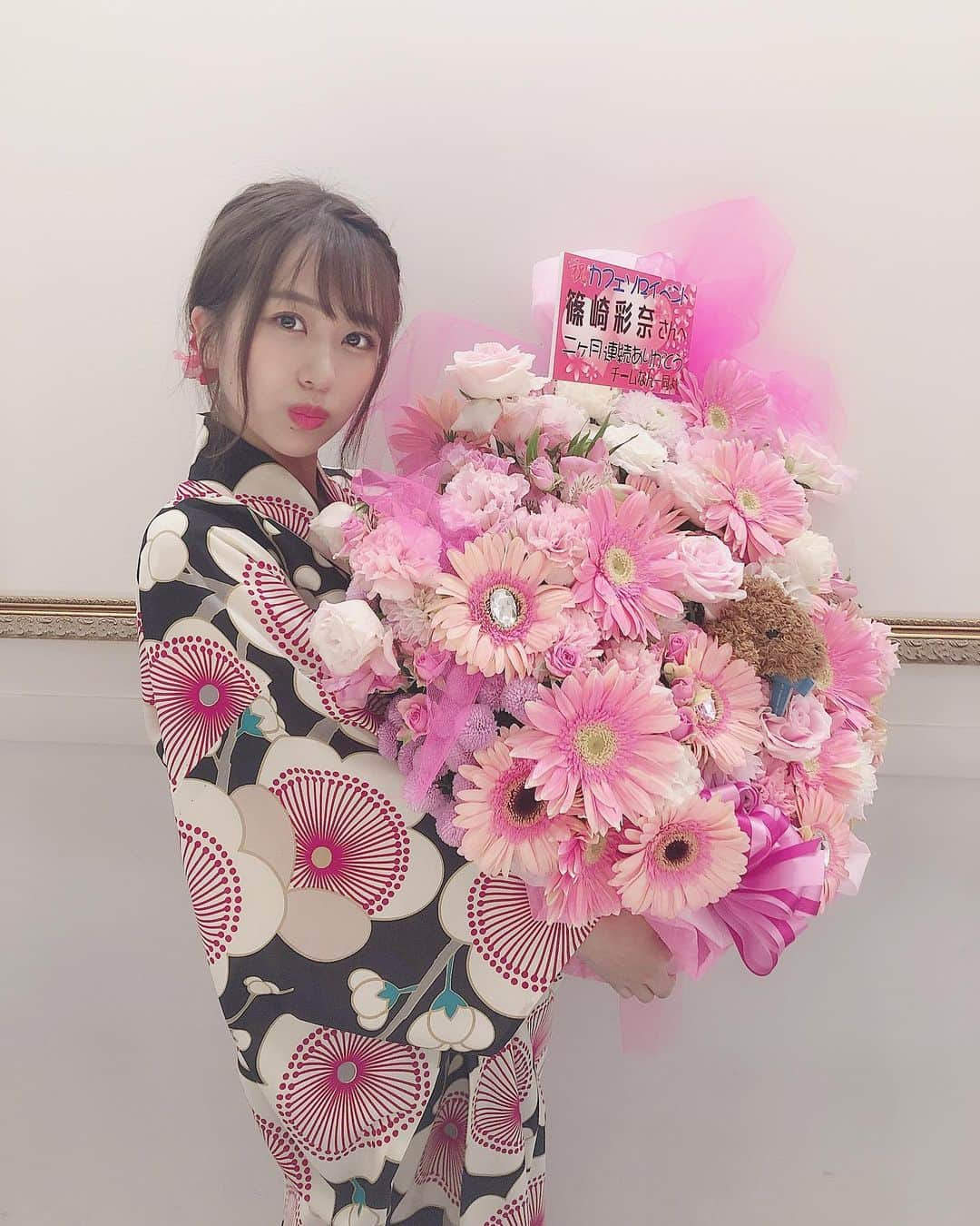 篠崎彩奈さんのインスタグラム写真 - (篠崎彩奈Instagram)「_ ソロイベントでいただいた お花が可愛すぎる💐😭 ありがとうございます☺️ . ピンクのお花癒される😌 帰ったらお部屋に飾ろう。 #flower」7月29日 21時06分 - ayana.s_official