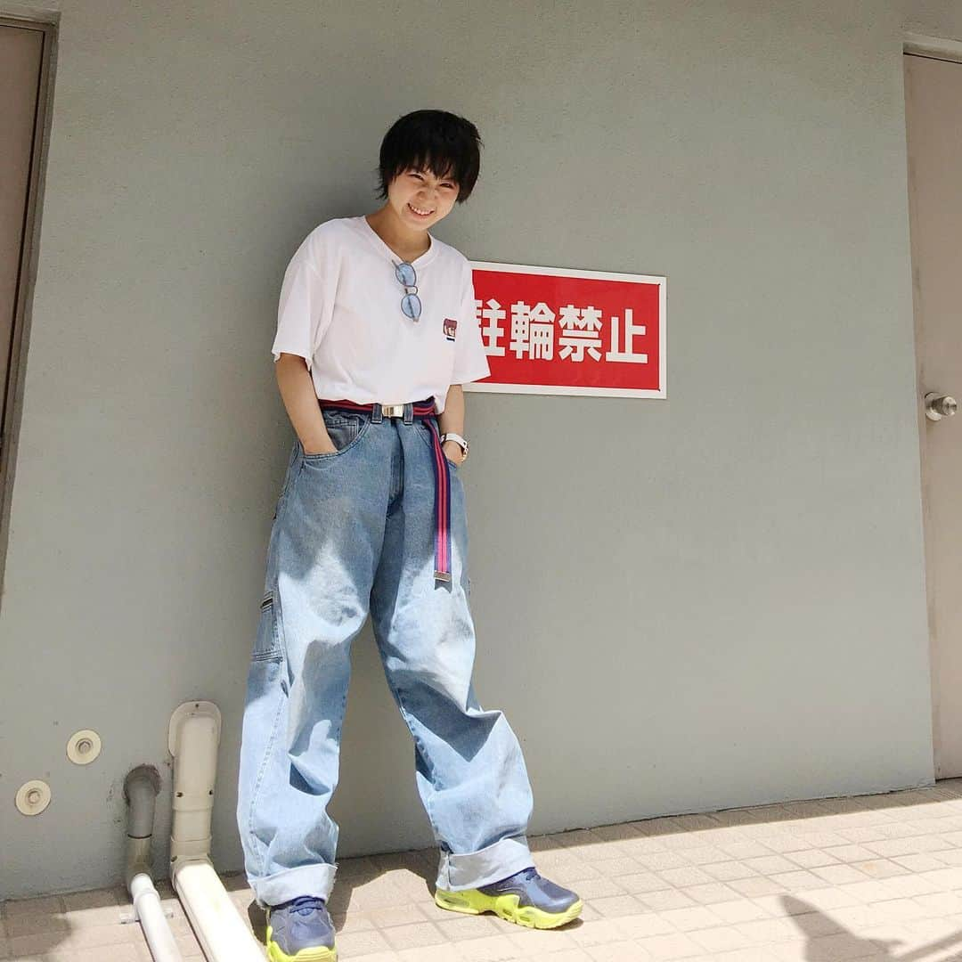 光永さんのインスタグラム写真 - (光永Instagram)「夏来た！よっしゃ！Tシャツ夏×デニム最高！！！🍉 . Tシャツ：#9090 ジーパン：#tommyhilfiger  スニーカー：#NIKE 時計：#lobor サングラス：#toneselectgoods . . @9090s_ の新作Tシャツ！ デザインもサイズ感(私はL)も最高🥺🥺 明日は火曜日だけも栃木！ とちテレ「イブ6+」生放送見てね〜 . . #フルジョ #tシャツコーデ #バックデザイン #白tシャツ #メンズライク #ボーイッシュ #coordinate」7月29日 21時07分 - hinata_official__