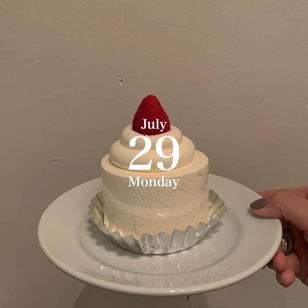 bis_web bis [ビス] さんのインスタグラム写真 - (bis_web bis [ビス] Instagram)「﻿ July 29, Monday﻿ ﻿ ﻿ 🎂﻿ ﻿ ﻿ bisガールがこぞって通う﻿ PARIYA のショートケーキが食べたい❤️﻿ ﻿ PARIYA AOYAMAでの人気メニューのケーキ。﻿ いちごやさくらんぼが乗ったシンプルなクラシックショートケーキが美味しいと話題！﻿ ﻿ ﻿ みんなもぜひ行ってみて🍒﻿ ﻿ ﻿ ﻿ ﻿ ﻿ PARIYA AOYAMA﻿ 東京都港区北青山3-12-14 ＭＡＫＯ北青山1F﻿ ﻿ ﻿ ﻿ ﻿ #PARIYA #パリヤ #クラシックショートケーキ #ショートケーキ #チョコレート #チョコレートケーキ #cake #ケーキ #カフェ #カフェ巡り #🎂 #ケーキ🍰 #スイーツ #甘党 #甘党女子 #生クリーム #青山 #青山カフェ #表参道 #表参道カフェ #東京カフェ」7月29日 21時10分 - bis_web