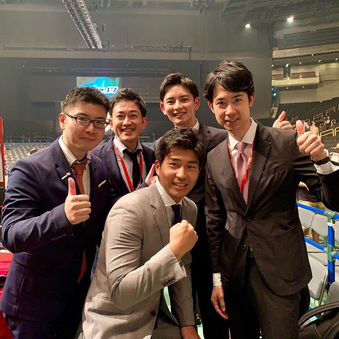 内野泰輔さんのインスタグラム写真 - (内野泰輔Instagram)「昨日は『RIZIN.17』がさいたまスーパーアリーナで行われました！  台風をどこかに蹴散らすような熱き戦いの数々！ 外気温以上の熱気がさいたまスーパーアリーナ内に漂っていました。  どのカードも面白かったですが、朝倉未来選手（トライフォース赤坂）と矢地祐介選手（KRAZY　BEE）の試合は観てる我々も緊張するようなヒリヒリした痺れる試合でした！！ 今大会の内容は地上波で 8月3日（土）26時～27時30分(関東ローカル)で放送予定です。 熱戦の数々を是非ご覧下さい！  #RIZIN #rizinff #rizin17 #格闘技  #フジテレビ #鈴木芳彦 アナ #田淵裕章 アナ #小穴浩司 アナ #大川立樹 アナ #内野泰輔」7月29日 21時14分 - taisuke_uchino