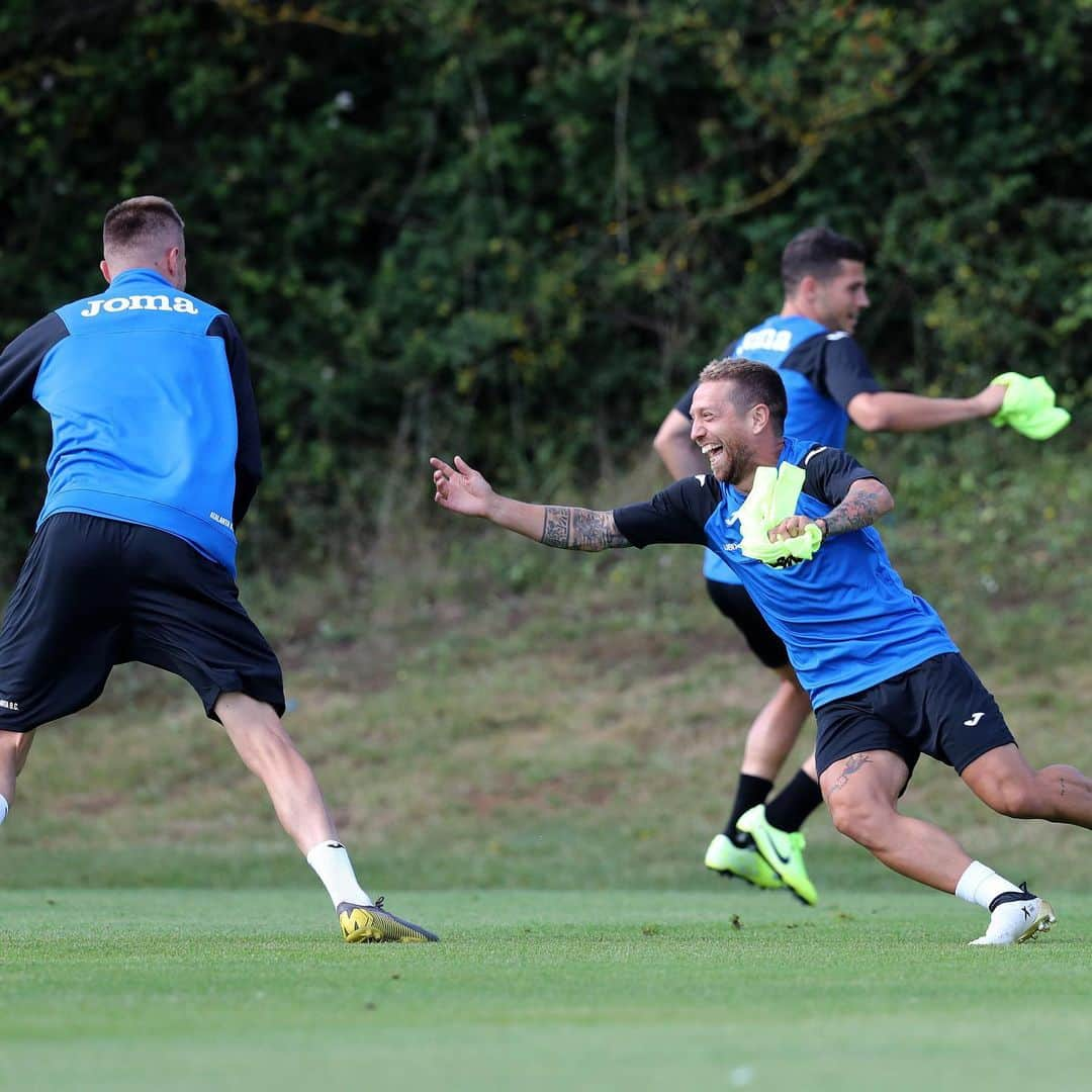 アレハンドロ・ゴメスさんのインスタグラム写真 - (アレハンドロ・ゴメスInstagram)「Smile 😁 seguimos entrenando aquí en 🇬🇧 ⚫️🔵 #training @ilicic72」7月29日 21時15分 - papugomez_official