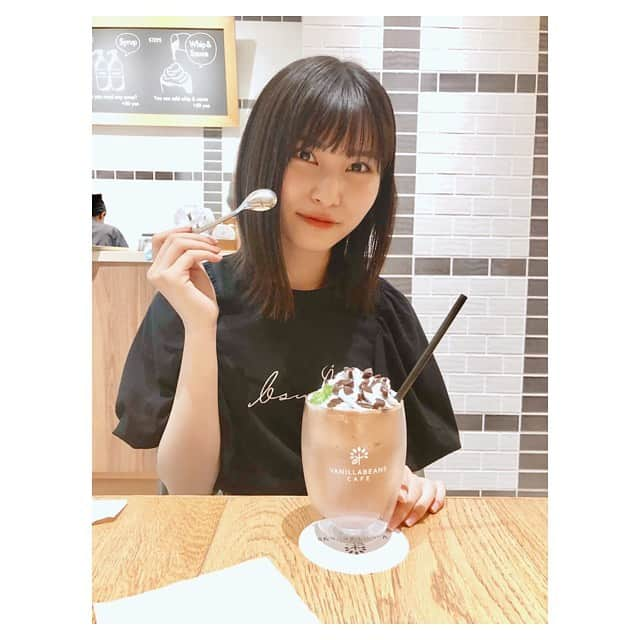 福岡聖菜さんのインスタグラム写真 - (福岡聖菜Instagram)「チョコ。  横浜生まれのチョコ屋さん ずっと昔に家で食べたアイスサンドが 美味しくていつか行ってみたかったお店。 期間限定チョコミントにも惹かれてついに… * この夏はチョコミントの夏になりそう。 * さほさん @saho_iwatate104 の ルビーチョコも美味しそうだったなぁ…🤤🍫 * *  #バニラビーンズ#バニラビーンズカフェ  #チョコレート #チョコレートドリンク  #チョコミント #チョコミン党」7月29日 21時21分 - seina___ff