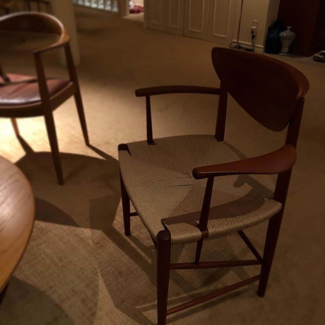 行正り香さんのインスタグラム写真 - (行正り香Instagram)「椅子の仲間が増えました。向かって左側手前、銀座のルカスカンジナビアで出会った椅子です。肘のカーブや、斜めに組んだ木が美しい。出会うつもりもないときに、出会ってしまうのが家具や絵なのかなあ。#rikayukimasa #行正り香#lucascandinavia#Peter Hvidt and O. Molgaard Nielsen#素材はチークです#comfort_corporation#カーペット」7月29日 21時17分 - rikayukimasa
