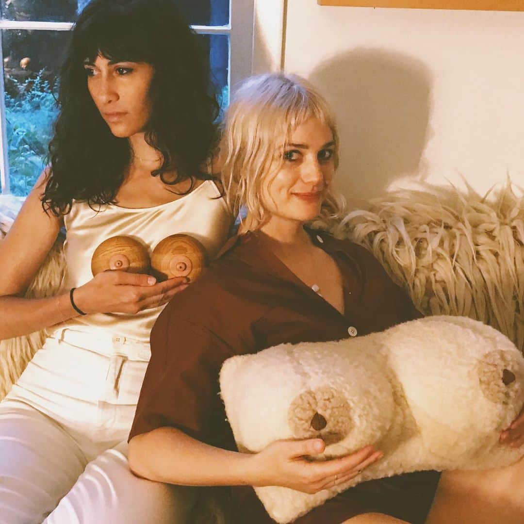 ファイン・フレンジーのインスタグラム：「@sargold is the breast 🎹 ♥️🌯 #band #music #tour #moon #moonlite #finally」