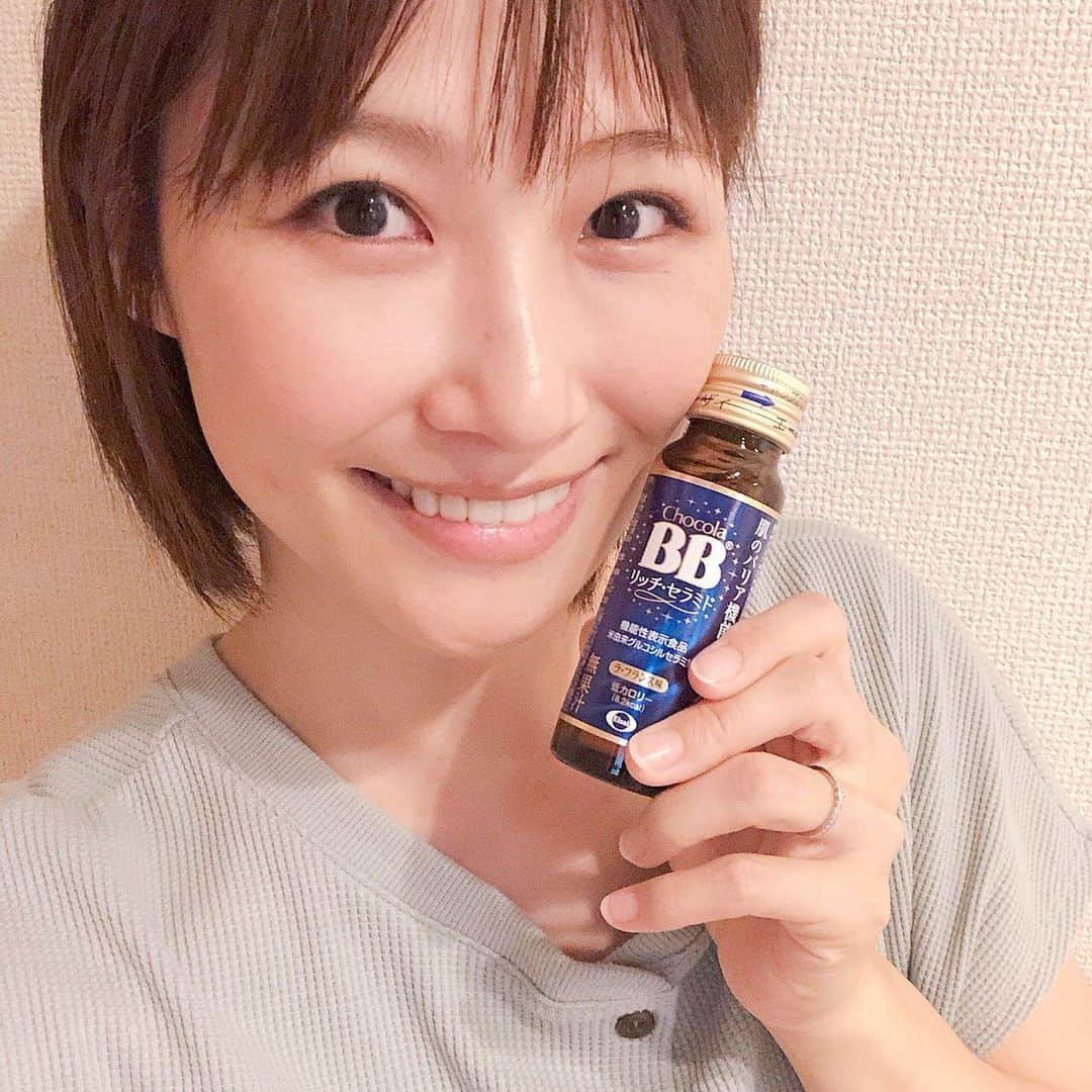 高橋志信のインスタグラム：「* * * 子どもと一緒にお風呂に入ると自分の保湿は適当になってしまうので、気付くとカピカピになってることが多いんですが、最近鏡を見るとやっぱり乾燥って美容の大敵なんだなと実感する事が増えました(;_;) なので、お米由来のグルコシルセラミドが「お肌の保湿力を高める」という『チョコラBB リッチ・セラミド』を試してみたよ☺ * * * リッチ・セラミドって名前だけど、セラミド以外にもコラーゲン、ヒアルロン酸、ビタミンB群も贅沢に入ってるんだって✧ ノンカフェインだから子どもを寝かしつけた後、1日のご褒美として飲んでます𖠚ᐝ ラ・フランス味ですごく美味しいから癒されるよ☽･:* 忙しい毎日だからこそ『キレイ』でいるために欠かせない成分がこれ1本で手軽に摂れるなんて嬉しいな𓅝 * * * 毎日飲むのが難しいときには、大切なイベントがある日、たるんでいられない勝負の日に、1週間前から欠かさず飲むようにしてます！☽･:* #チョコラBB #リッチセラミド #美容ドリンク #セラミド #コラーゲン #ヒアルロン酸 #ビタミンB群  #お肌の保湿力を高める #美容 #美容好きな人と繋がりたい #保湿 #乾燥 #インナーケア #エーザイ #PR」