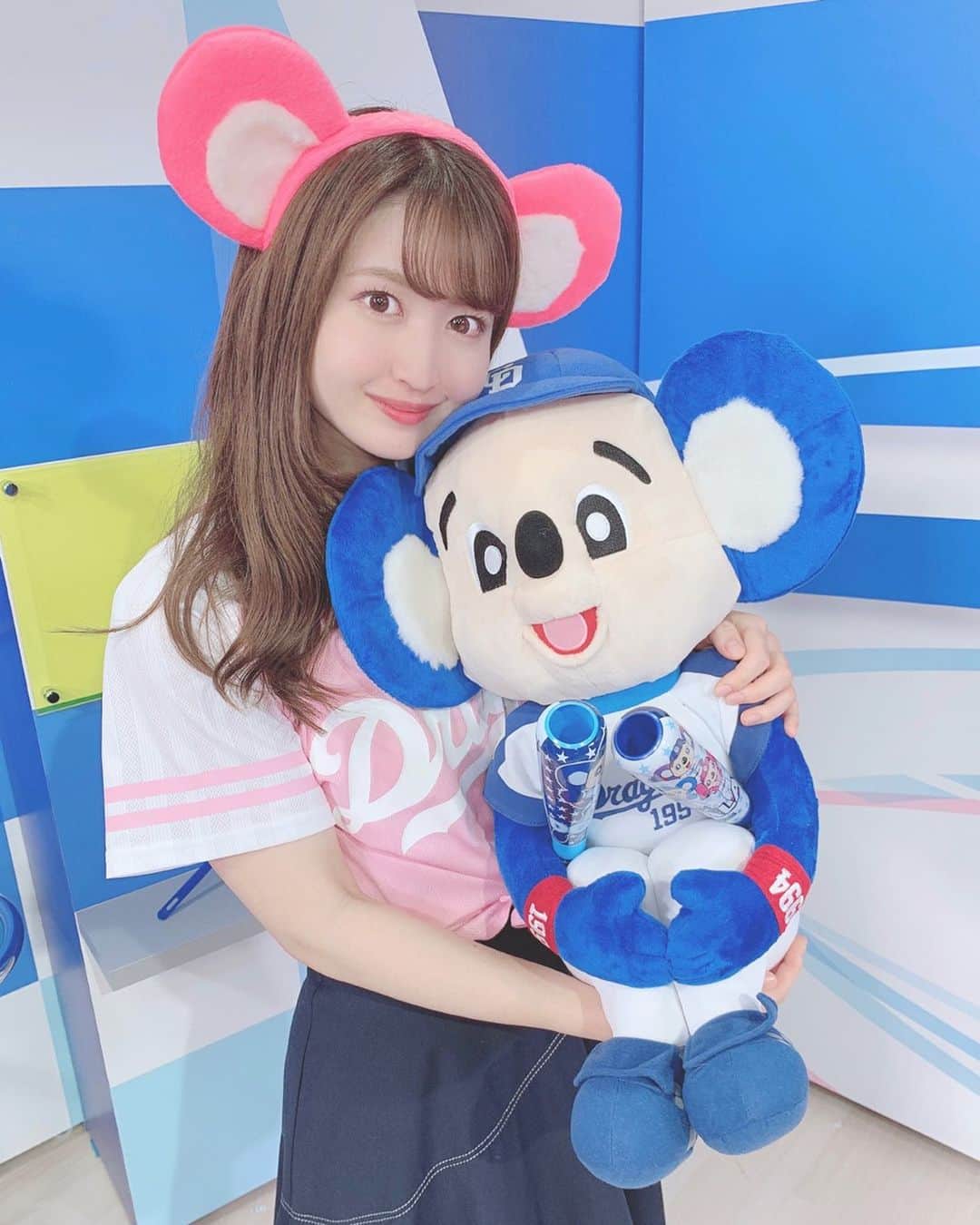 のインスタグラム：「♡ . 中日ドラゴンズ応援番組 ｢ドラ・ナビ｣収録でした⚾️💙✨ . ゲストさんの素敵なお話を聞けて さらにドラゴンズを 応援したいなと思いました☺️💓💓 . 今日もスターキャットさんの スタジオで収録でした🐱⭐ スタジオのセット ちょっとずつ変化してます😳💕💕 私のスカートも。。笑 . 放送お楽しみに🏝🌺💫 . . ドアラのぬいぐるみ 可愛すぎる🥺🥺🥺❤️ . そして恐れ多いですが… 勝手にホームラン 打った気分になりました🙇🏻‍♀️💕💕 . #dragons #doala #dranavi #dranavicat #starcat #nagoya #baseball #rirandture #ootd #coordinate #fashion #instafashion #instagood #instagramjapan #japanesegirl #girls #中日ドラゴンズ #ドラゴンズ #中日 #ドアラ #キャットチャンネル #スターキャット #さわー野球 #沢井里奈」