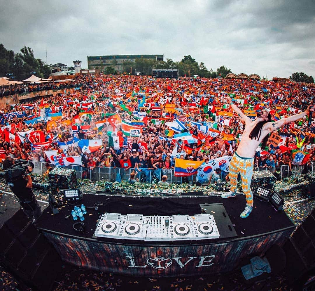 スティーヴ・アオキさんのインスタグラム写真 - (スティーヴ・アオキInstagram)「Look at all those flags!! Where r u from? Tag yo flag! @tomorrowland I love u」7月29日 21時22分 - steveaoki