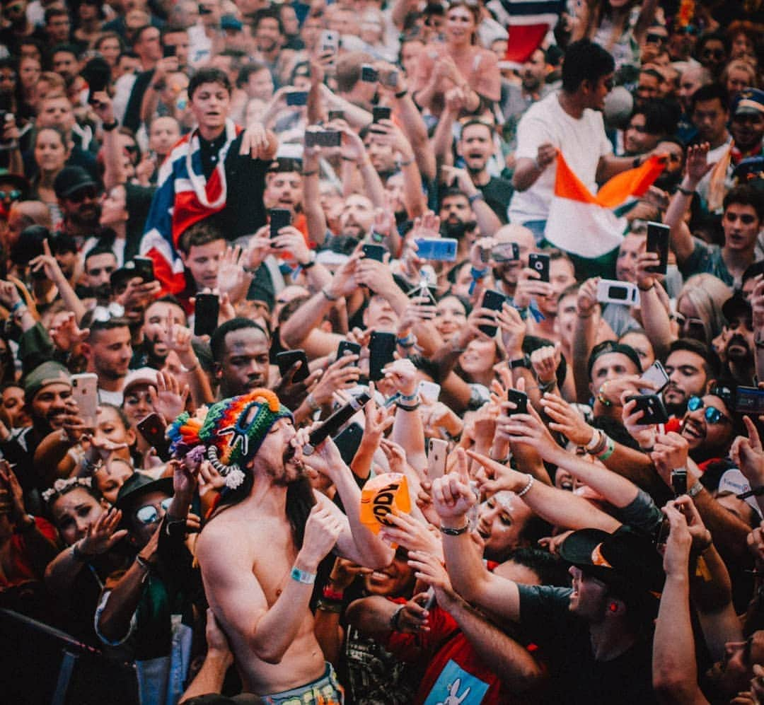 スティーヴ・アオキさんのインスタグラム写真 - (スティーヴ・アオキInstagram)「Look at all those flags!! Where r u from? Tag yo flag! @tomorrowland I love u」7月29日 21時22分 - steveaoki