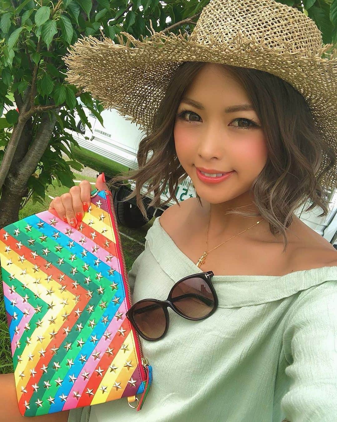 のインスタグラム：「こんばんは❤️ 梅雨が明けた❤️ 海行きたい！ 夏したーい！ みんなはもう海行ったかな？ . セットアップ @esutoreja 麦わら帽子 @esutoreja クラッチバッグ @trestar_official . #今日のコーデ #ファッション #夏服 #アラサーコーデ #コーデ #私服 #model #腹筋 #腹筋男子 #腹筋女子 #背筋 #アクセサリー #カジュアル #カジュアルスタイル #カジュアルコーデ  #背筋 #背中 #美ボディ #esutoreja  #夏コーデ #セットアップ #麦わら帽子 #ボブヘアアレンジ  #esutorejasnap #esutorejaコーデ」