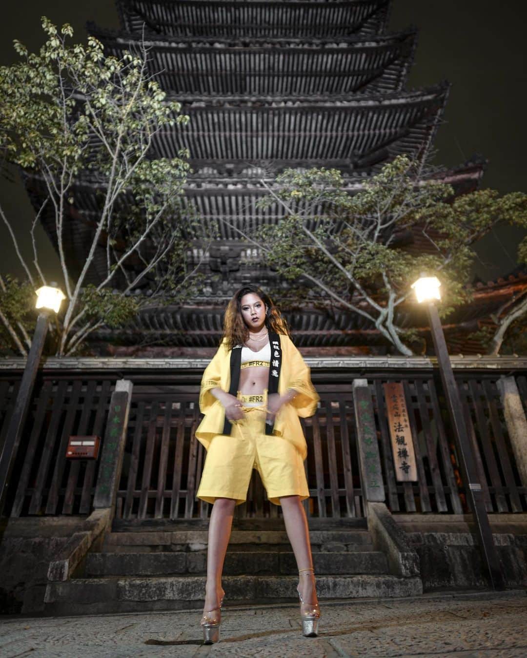 石川涼のインスタグラム：「原宿の#FR2梅（ @fr2ume ）、沖縄の#FR2月桃（ @fr2getto ）、金沢の#FR2柳（ @fr2yanagi ）に続いて次の#FR2 スーベニアの店舗は京都。みんなが信じられない場所に出来ます。店名はまだ内緒だよ。  #FR2#fxxkingrabbits#kyoto#京都#thisiskyoto  #leica#leicasl#leicacamera#八坂の塔」