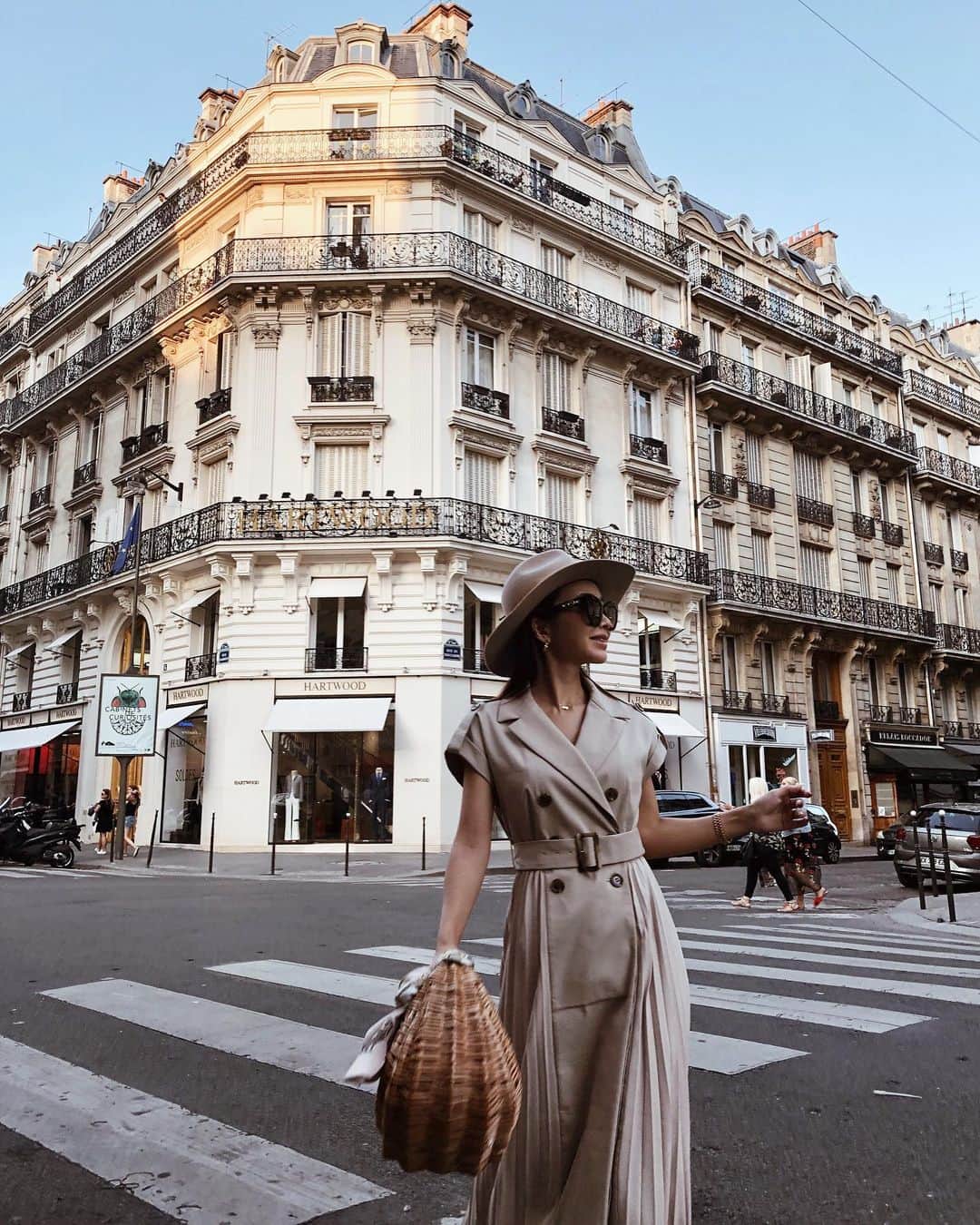 梯真奈美さんのインスタグラム写真 - (梯真奈美Instagram)「どこ歩いても可愛い街並みが並んでる😘😘😘 このワンピースは来月発売の新作なの♡ @eimyistoire_official  パリに合いそうだなぁ〜って考えながらお洋服選びして、沢山私服も持ってきたよ🥰 #PARIS #France #Europa #fashion #eimy #eimyistoire」7月29日 21時26分 - official_manami