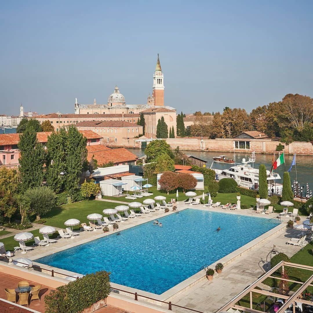 LVMHさんのインスタグラム写真 - (LVMHInstagram)「🌞 Your daily dose of « art de vivre » continues in the midst of summer with our Maisons.  Set on Giudecca Island, a five-minute ride by private launch from Piazza San Marco, @Belmond Hotel Cipriani captures everything La Serenissima is famed for.  Transport yourself into a realm of vintage glamour that knows no bounds. Order a Bellini at Gabbiano Bar, then savour slowly as you gaze across the lagoon.  _ #Belmond #TheArtOfBelmond #LVMH #summerdays #Summer2019」7月29日 21時26分 - lvmh