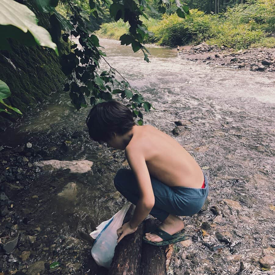 難波サキさんのインスタグラム写真 - (難波サキInstagram)「キャンプ簡単ごはん⛺️🍃 ※写真大量&文章長いよ（笑） ・ キャンプ場だから調理場もあったけど 下ごしらえから全部テントでしたよ！ それが楽しいんだなぁ✨✨ テントの下ウッドデッキ素敵👏🏻 さらにテントから下を見下ろせば川。 キャンプ育ちの私は 虫も平気！🤩 ・ 今回 台風の予報で二泊三日の予定だけど 最悪一泊だなと… 食料少なめに持参。 たまたま スーパーで見つけたこのミニハーブの調味料🧂 めちゃくちゃ万能で いいサイズ！ オリーブオイルはミニサイズ持参。 ・ 私の 簡単キャンプごはんたち。 キャンプ簡単といえば アルミホイル欠かせない！ 火起こしは Jさんマスターして自分で一からできるように✨ ・ 写真撮れなかったのもあるけど… 定番えのきバターは 塩胡椒バター醤油！ 玉ねぎは 深く十字切りしてマジックソルトオリジナル(お野菜に合うやつ)と バターたっぷりで 蒸し焼きに👌🏽 仕上がりは とろとろ甘い玉ねぎちゃんに👅 手羽先と鶏肉は マジックソルトのスパイシー (お肉魚に合うやつ) + オリーブオイルでジップロックでモミモミ漬け込み！ ・ オクラアスパラホイル焼きも鶏肉と 同じ味付け+ニンニクスライスを！ これも 絶妙に美味しかったぁ✨ ほんとハーブ岩塩🌿使える！ ・ 夜ご飯のおかずには 牛肉切り落としを ニンニクスライス+オリーブオイル+焼肉タレ+塩胡椒 でジップロックで漬け込みました！ (塩麹持ってくるのを忘れた😅) キャベツと炒めて 結果美味しかった👌🏽 お肉は 別で レトルトカレーにのせたり キャンプで食べる レトルトカレーは最高。 が、このお肉をのせたらさらに最高！（笑） ・ 後半写真🤳は 定番ごはん！ 焼きとうもろこし🌽Jさんもお手伝い👏🏻 バター醤油でこんがりと！大好物😋 ・ じゃがバターも シンプルにバター+塩胡椒で。 (キムチと塩辛持ってこればよかた🥺) ・ 海老ちゃんは 塩胡椒に パリッと焼いた後に オリーブオイルつけて丸ごと食べちゃう！ バリバリ 香りがたまらんでした。 ・ 焼きそばは うちのママが良く作ってくれた タコ焼きそば！豚バラより好き✨ ・ クーラーボックスがパンパンだから ドリンクと野菜とフルーツたちは 袋に入れて 川で冷やす🥝🥤 川に 冷やす担当は Jさん👏🏻 いちいち 取りに行くのにルンルン❣️ ・ 帰宅したけど… 余韻が抜けなくて また タコ焼きそば食べちゃたよ（笑） 作りたいもの他にも沢山あったけど なんせ台風予報があったから 選抜したの💦 キャンプのお話 もうちょっと続きますっ🤣 ・ #夏休みの思い出 #キャンプ飯  #キャンプ初心者  おすすめご飯（笑） #キャンプごはん 何食べてもだいたい美味しい😆 #キャンプ簡単レシピ  #マジックソルト 大活躍🙌🏽 #檜原村 #北秋川自然休暇村 ←穴場おすすめ #キャンプ女子 ←月一行きたいくらい #jさん_日記  絵日記楽しみだ👀」7月29日 21時38分 - sakinanba