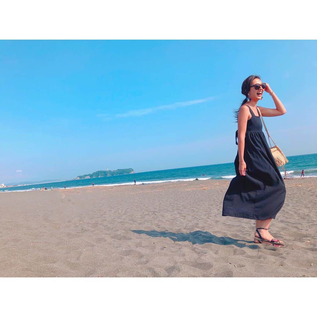 高橋有紀子のインスタグラム：「* 梅雨が明けたってよー！  太陽浴びてなさすぎて 身体にブツブツができた令和最初の夏。  気付いたら30歳もあとちょっと👣 * * 夏、心の底から待ってたよ♥️ * #summer #beach #梅雨明け #太陽の申し子 #夏の割に白いねって言われた #切ない」